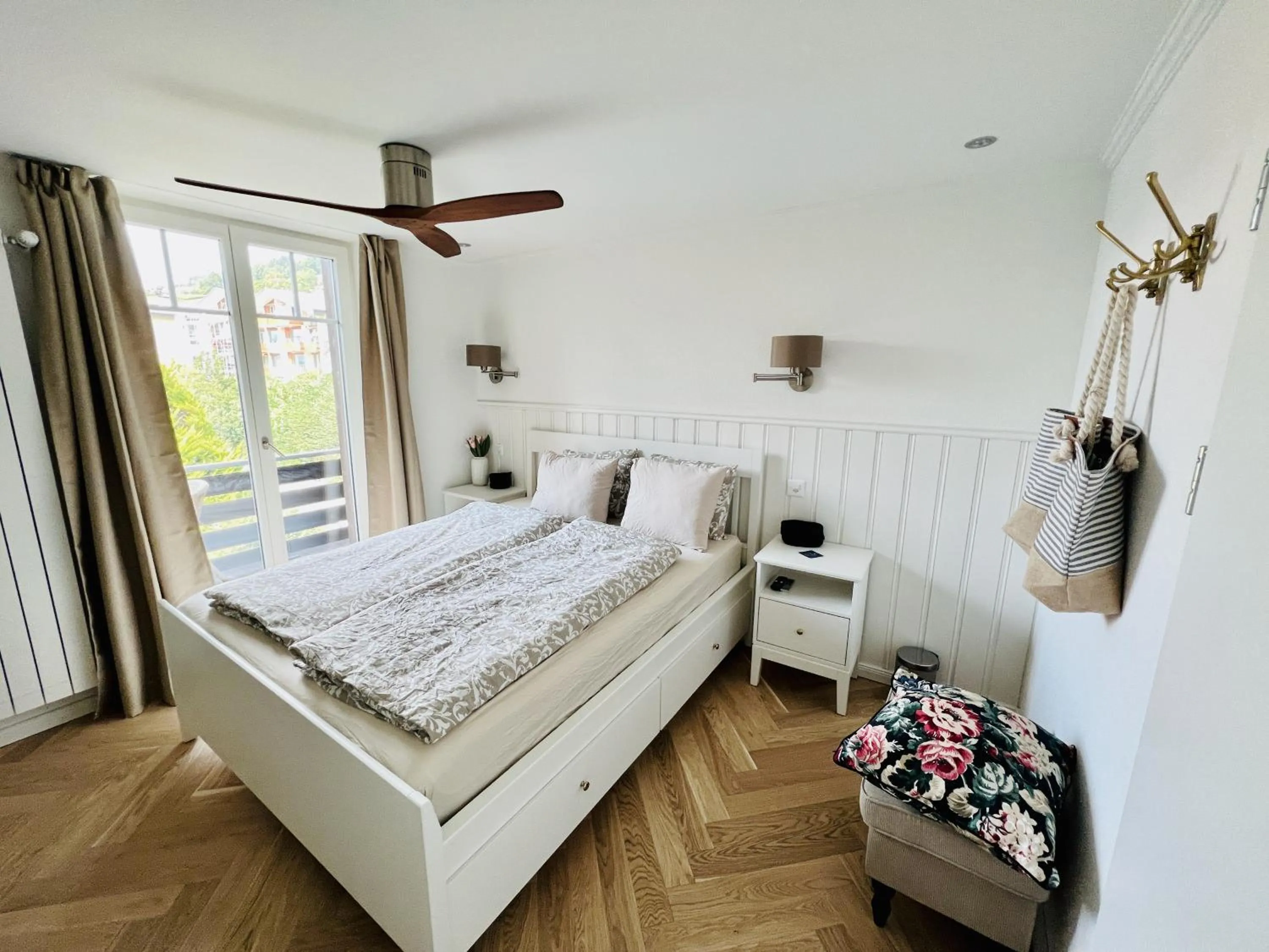 Photo of the whole room, Bed in Boutique Hotel Niesenblick - direkt am Thunersee gelegen mit SELF CHECK IN & digitaler Rezeption