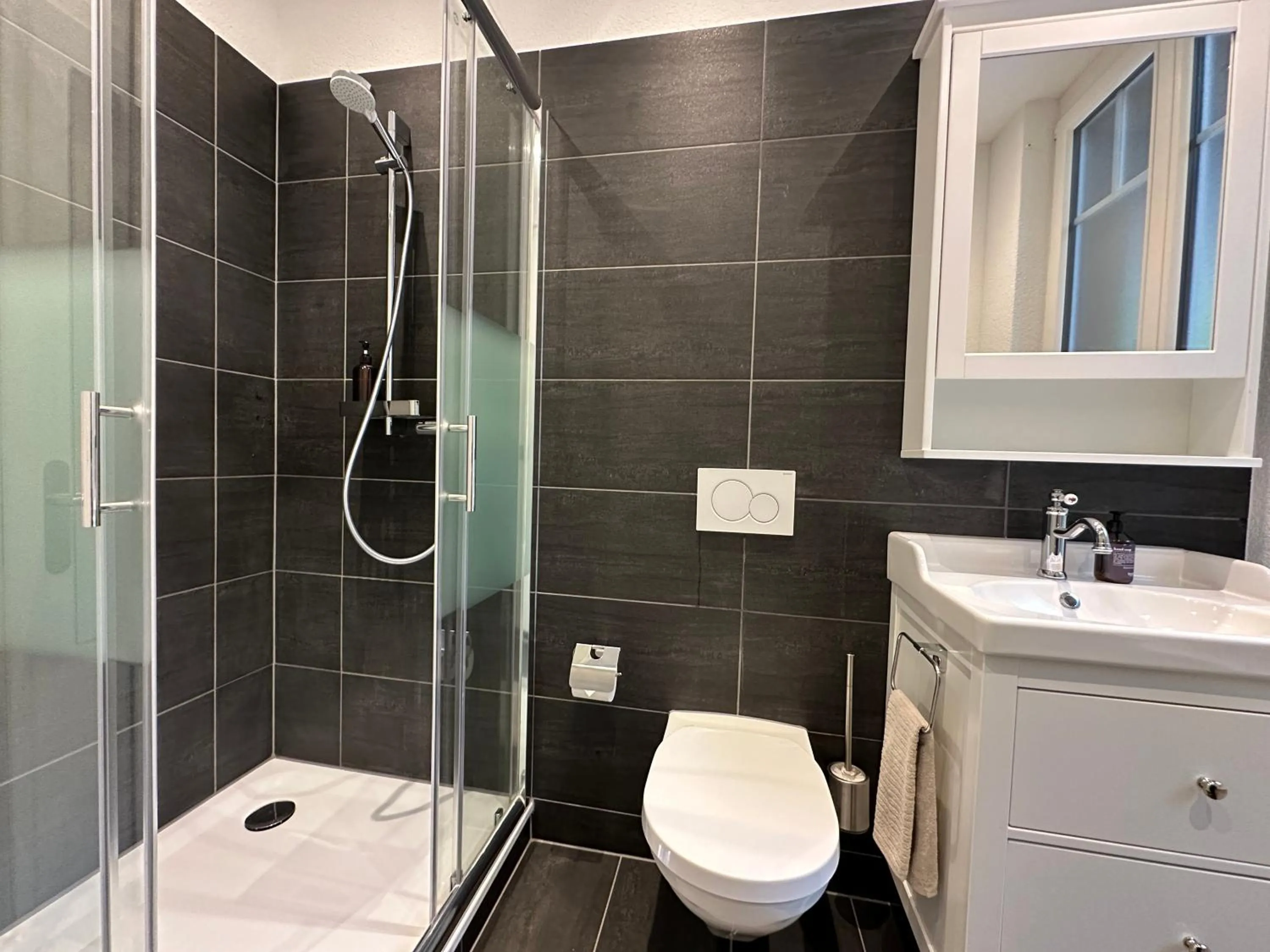 Bathroom in Boutique Hotel Niesenblick - direkt am Thunersee gelegen mit SELF CHECK IN & digitaler Rezeption