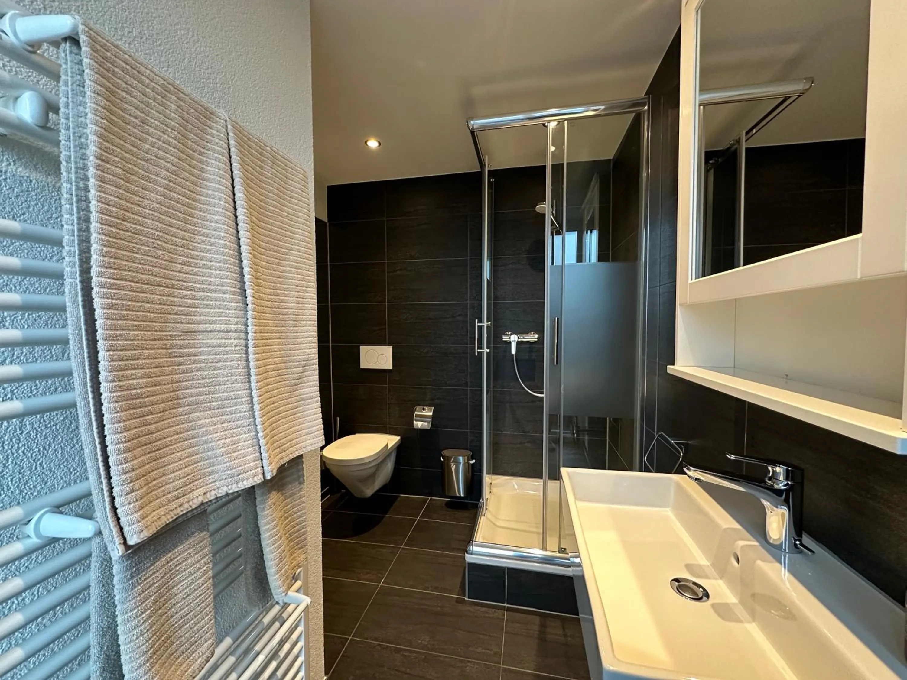 Bathroom in Boutique Hotel Niesenblick - direkt am Thunersee gelegen mit SELF CHECK IN & digitaler Rezeption