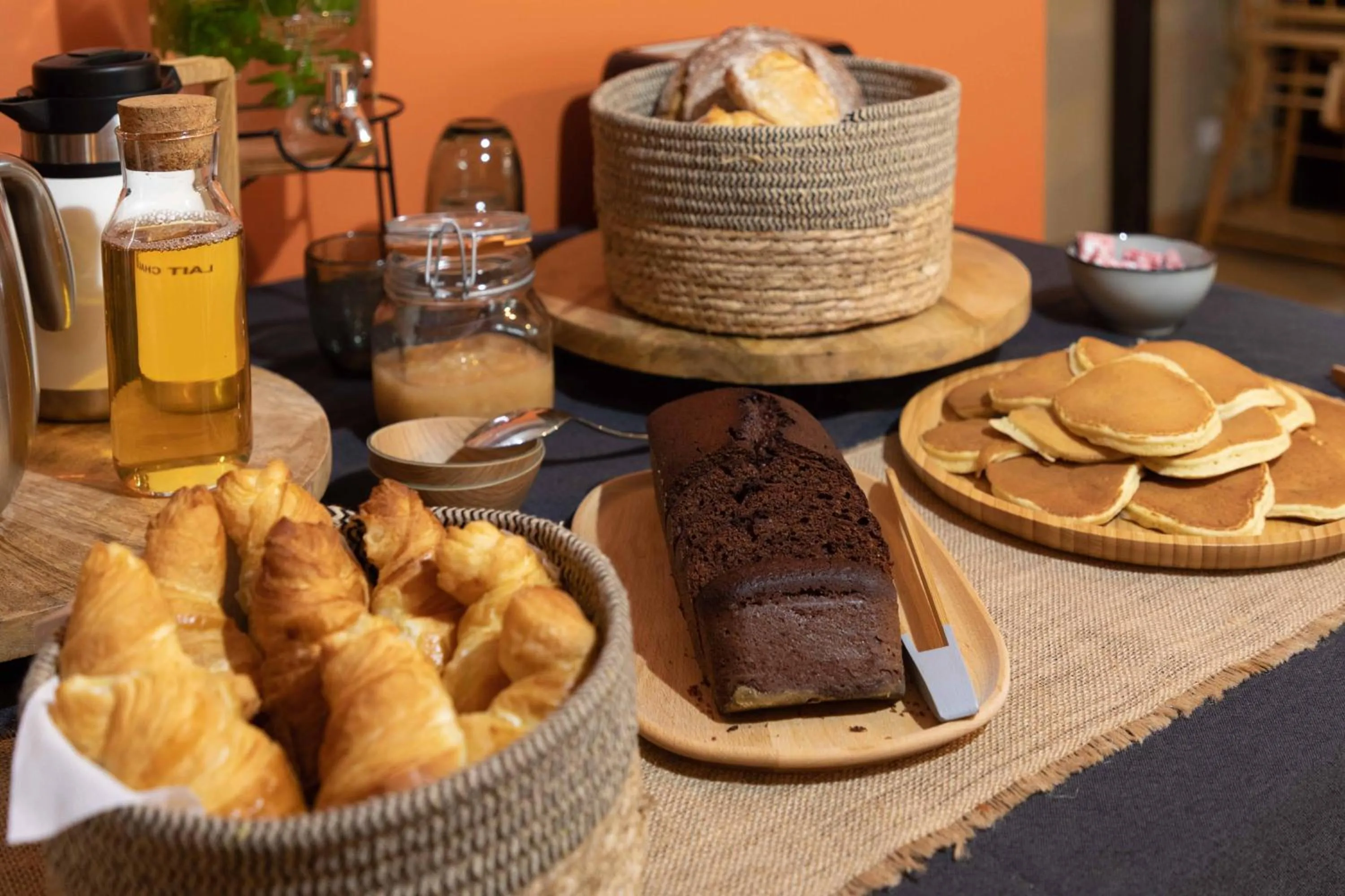 Continental breakfast in Domaine du Kelenn, Maison d'hôtes de charme avec piscine