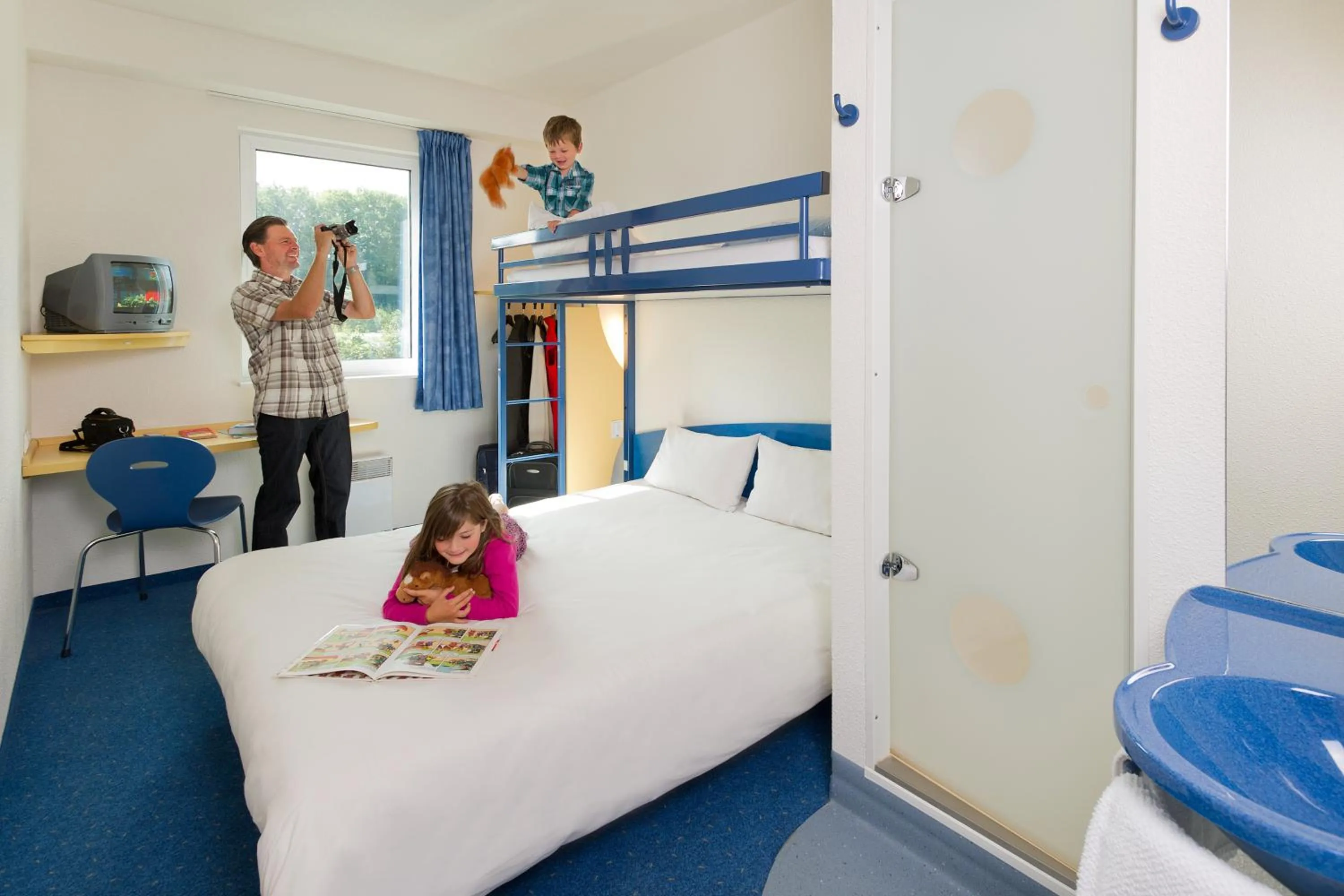 People, Bed in ibis budget Aachen Raeren Grenze