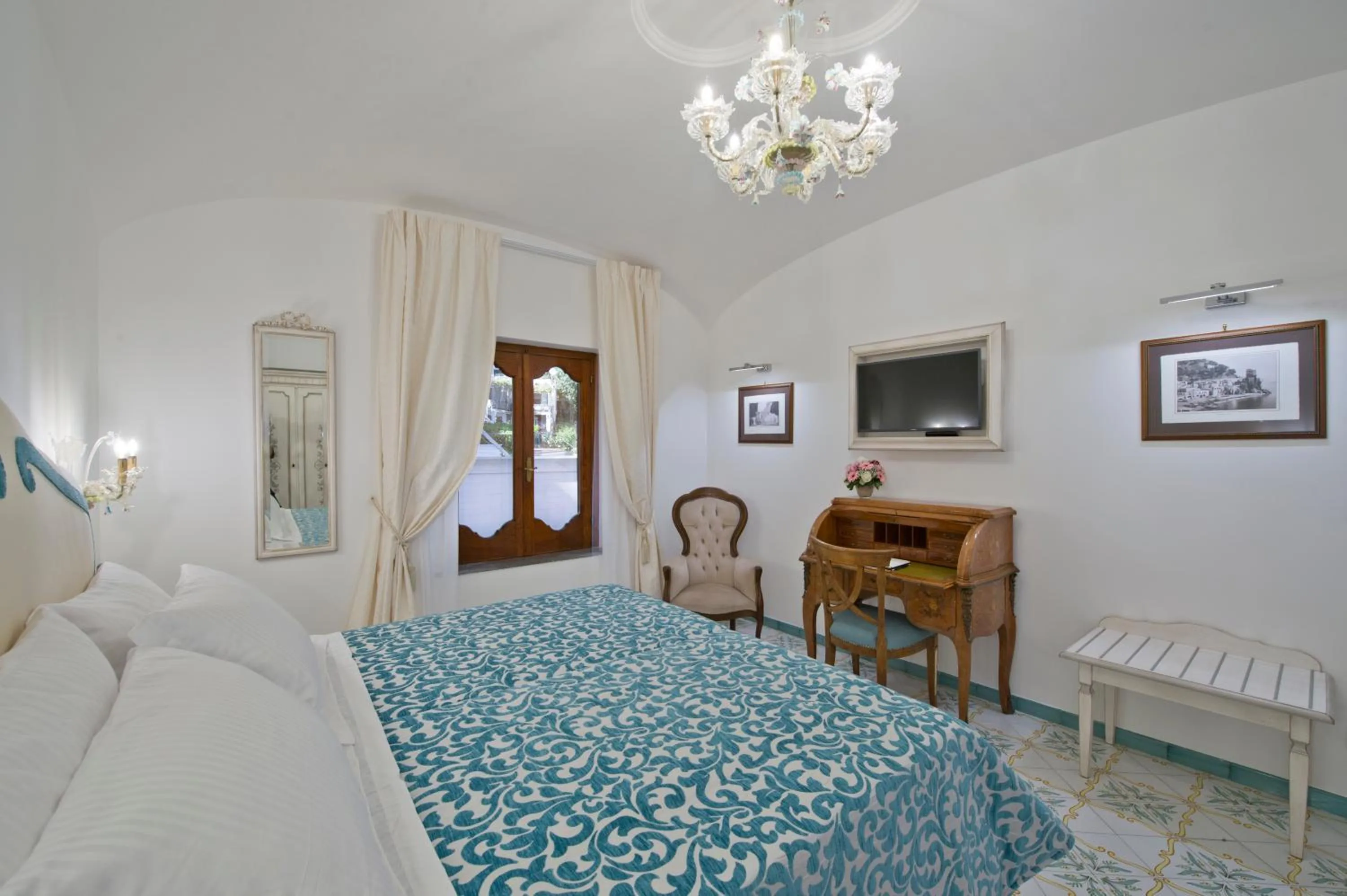 Photo of the whole room, Bed in Villa Corallium