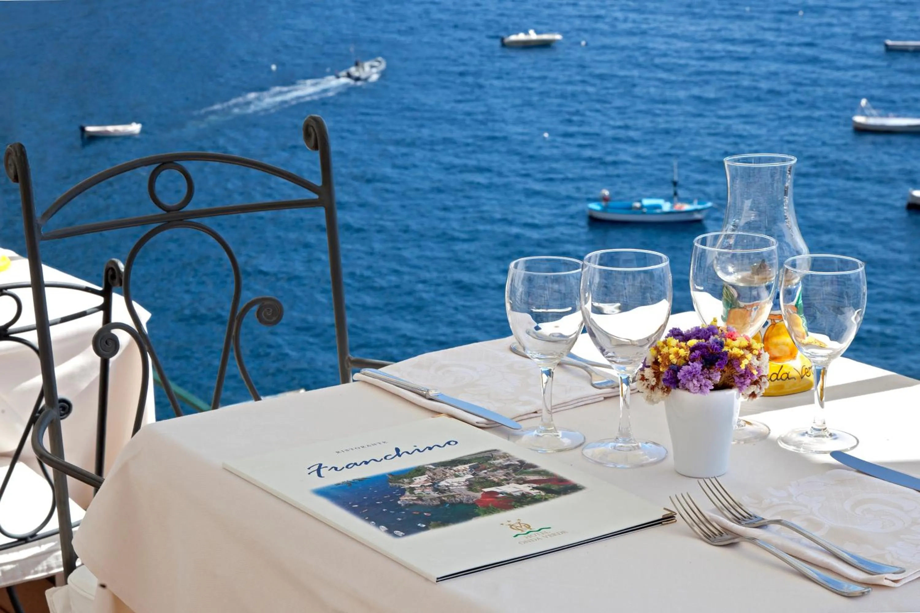 Restaurant/places to eat in Villa Corallium