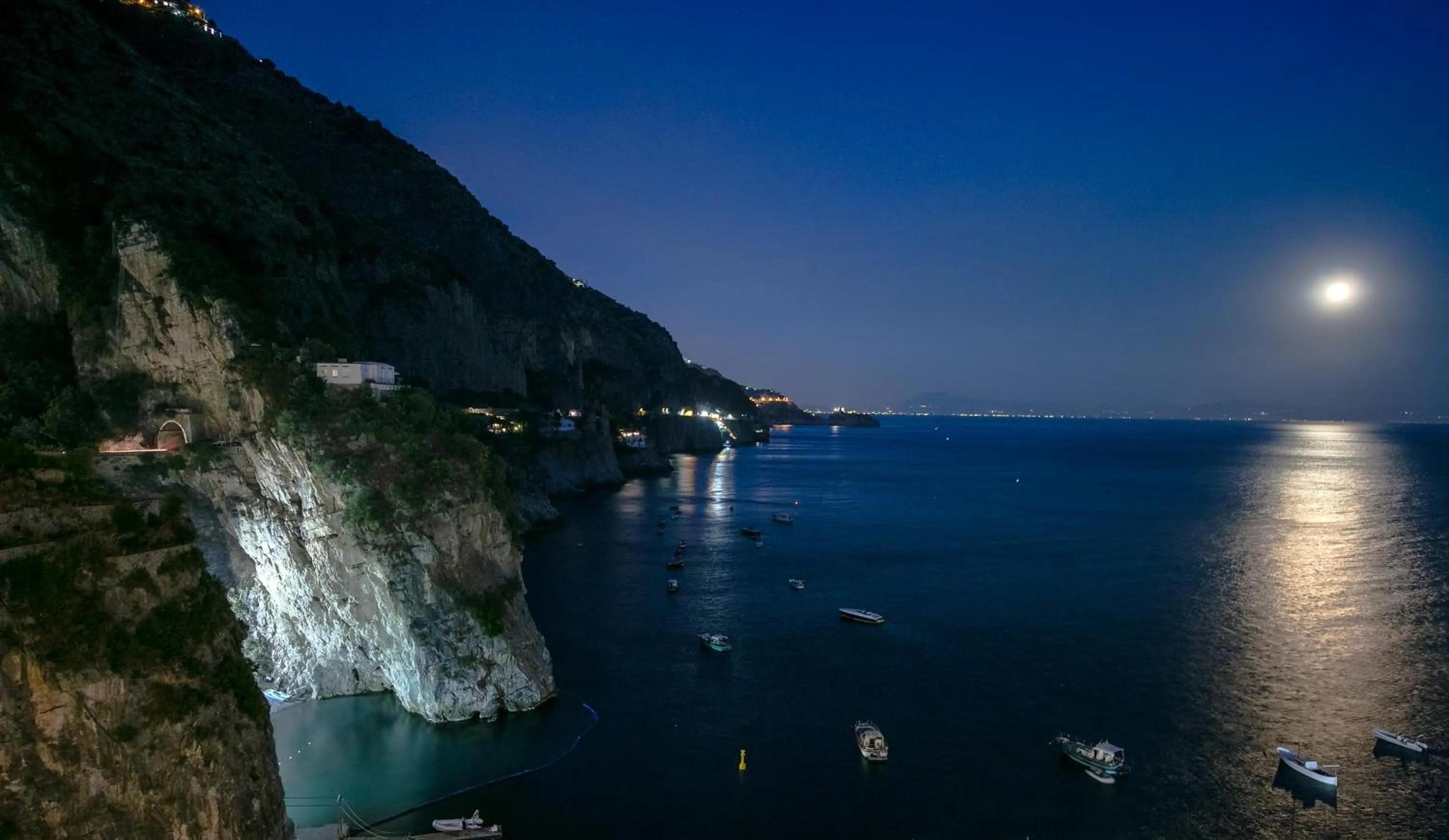 Restaurant/places to eat in Villa Corallium