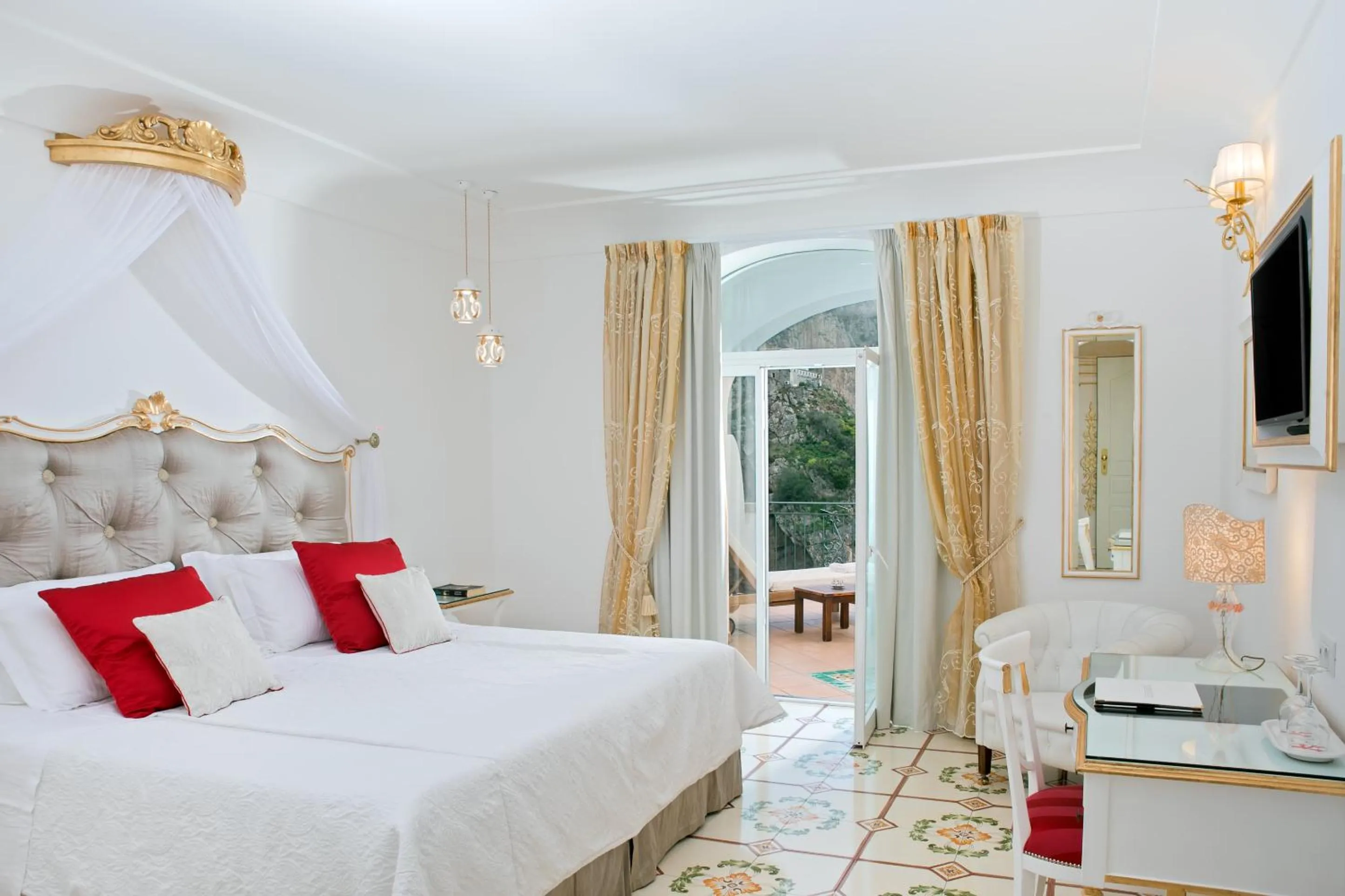 Photo of the whole room, Bed in Villa Corallium
