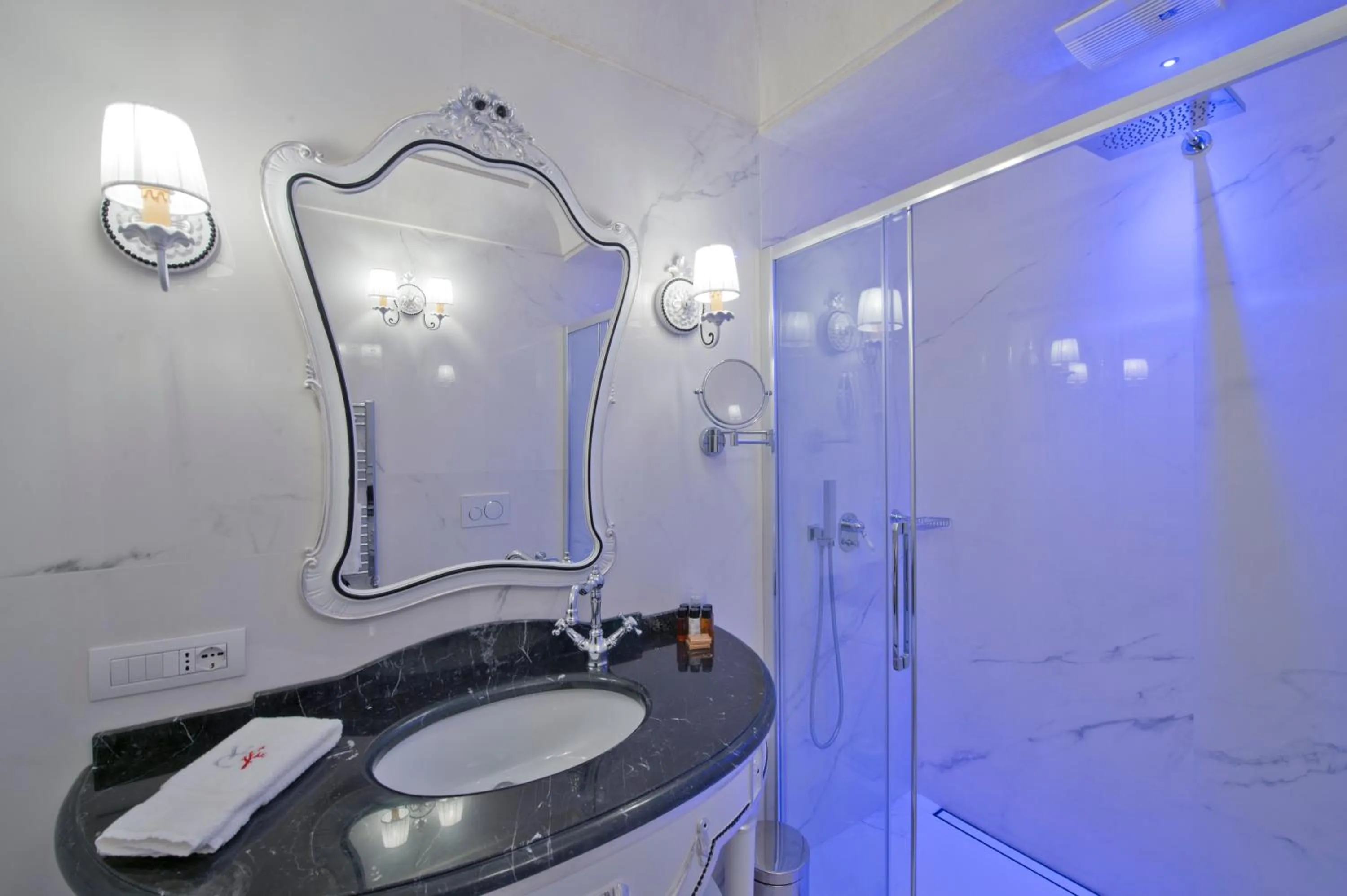 Bathroom in Villa Corallium