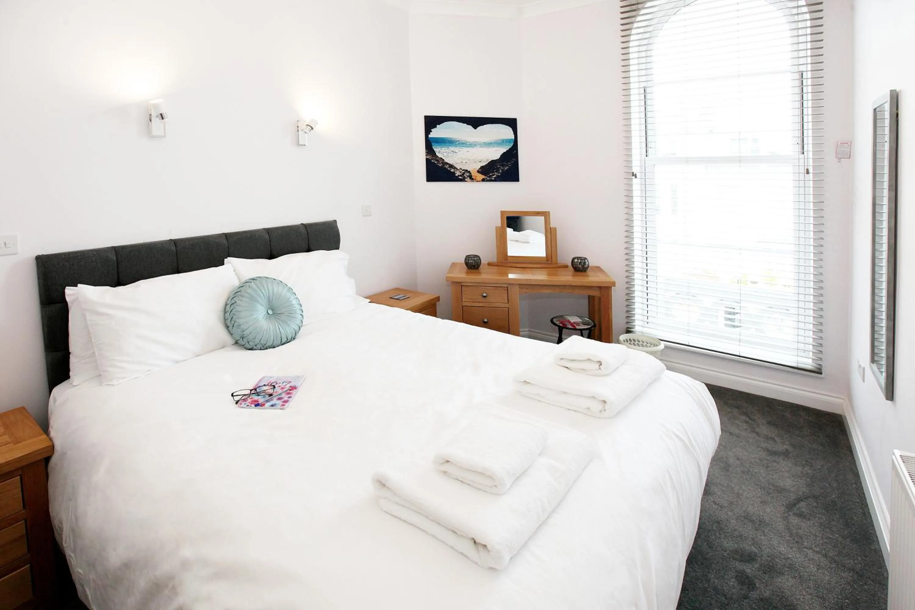 Bedroom, Bed in Austens Apartments