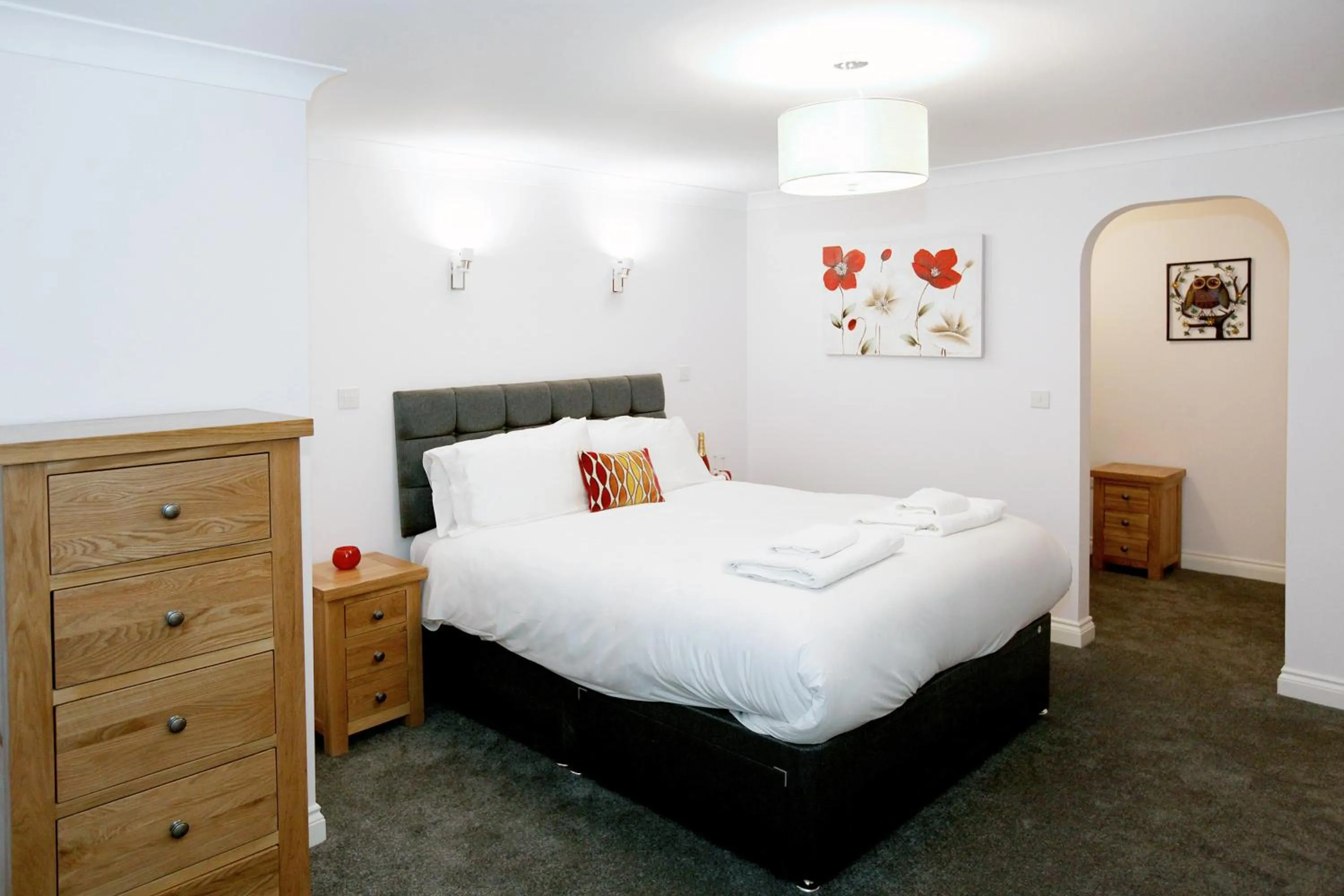 Bedroom, Bed in Austens Apartments