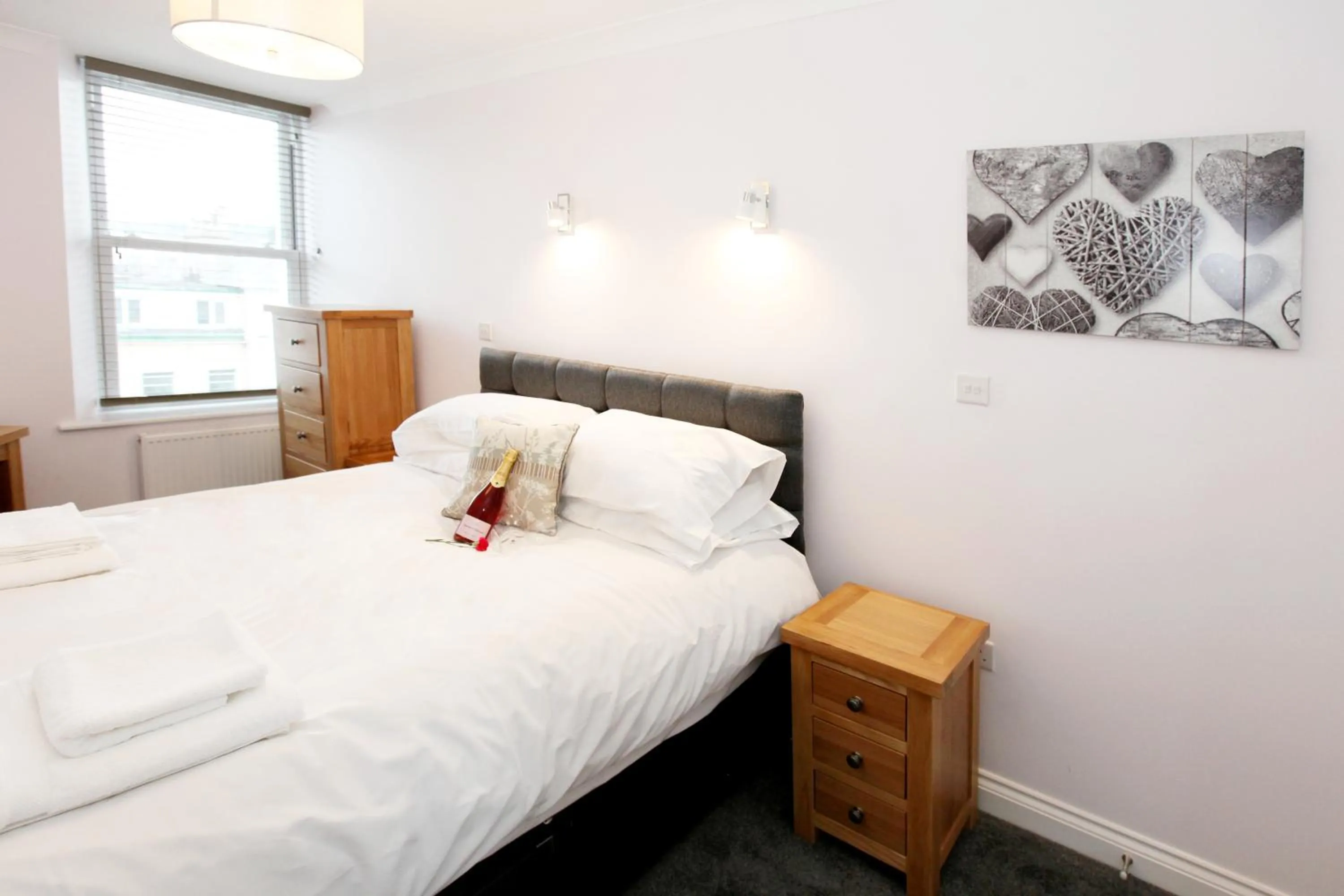 Bedroom, Bed in Austens Apartments