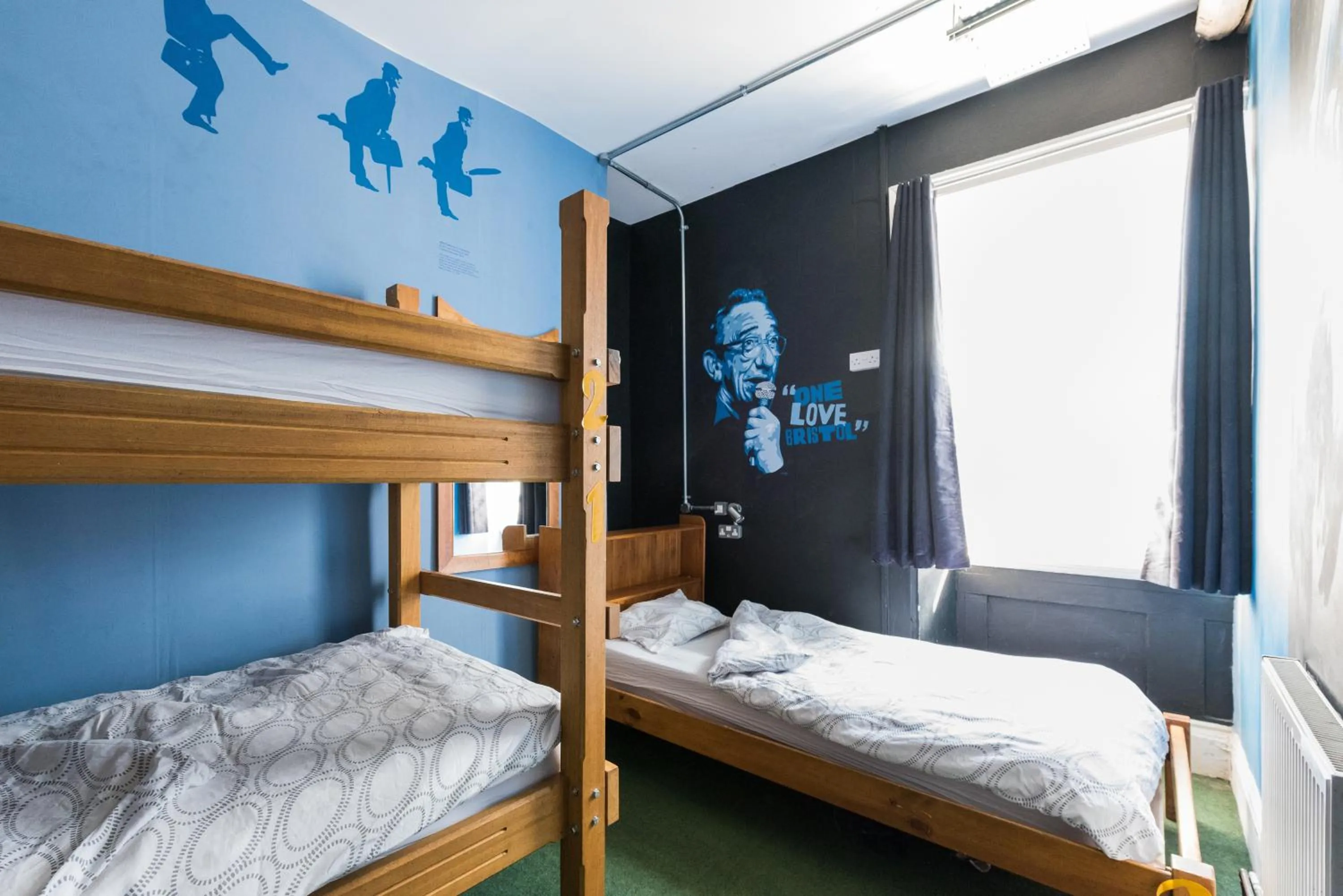 Bedroom, Bed in The Full Moon Backpackers