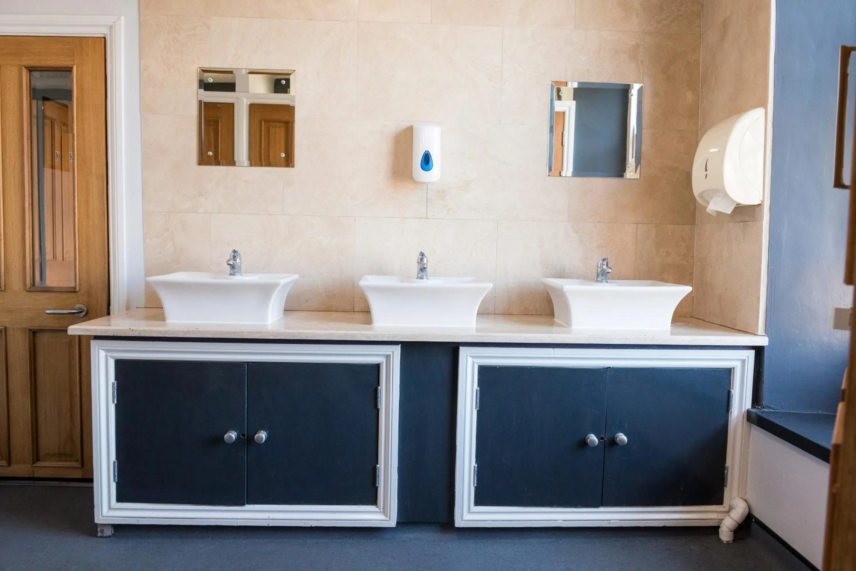 Bathroom in The Full Moon Backpackers