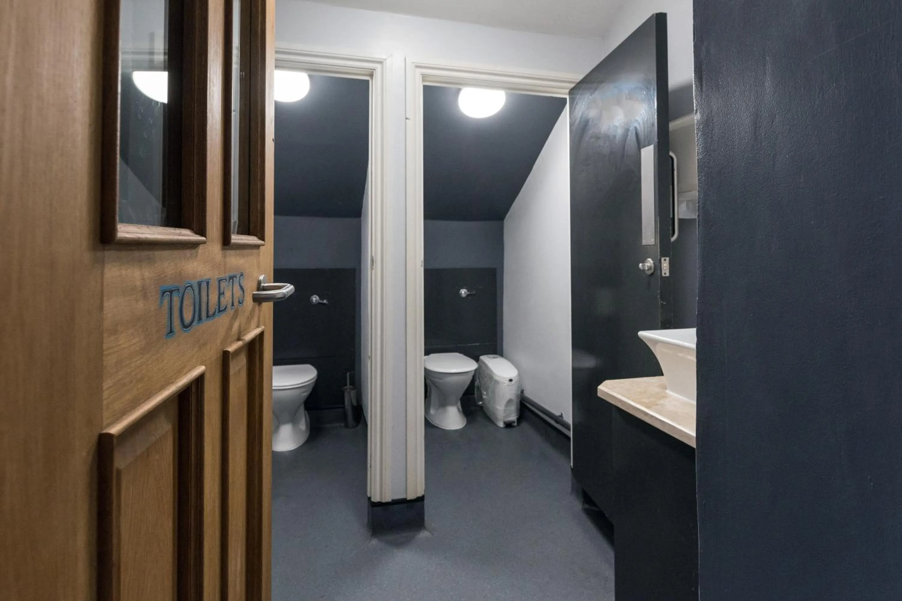 Bathroom in The Full Moon Backpackers