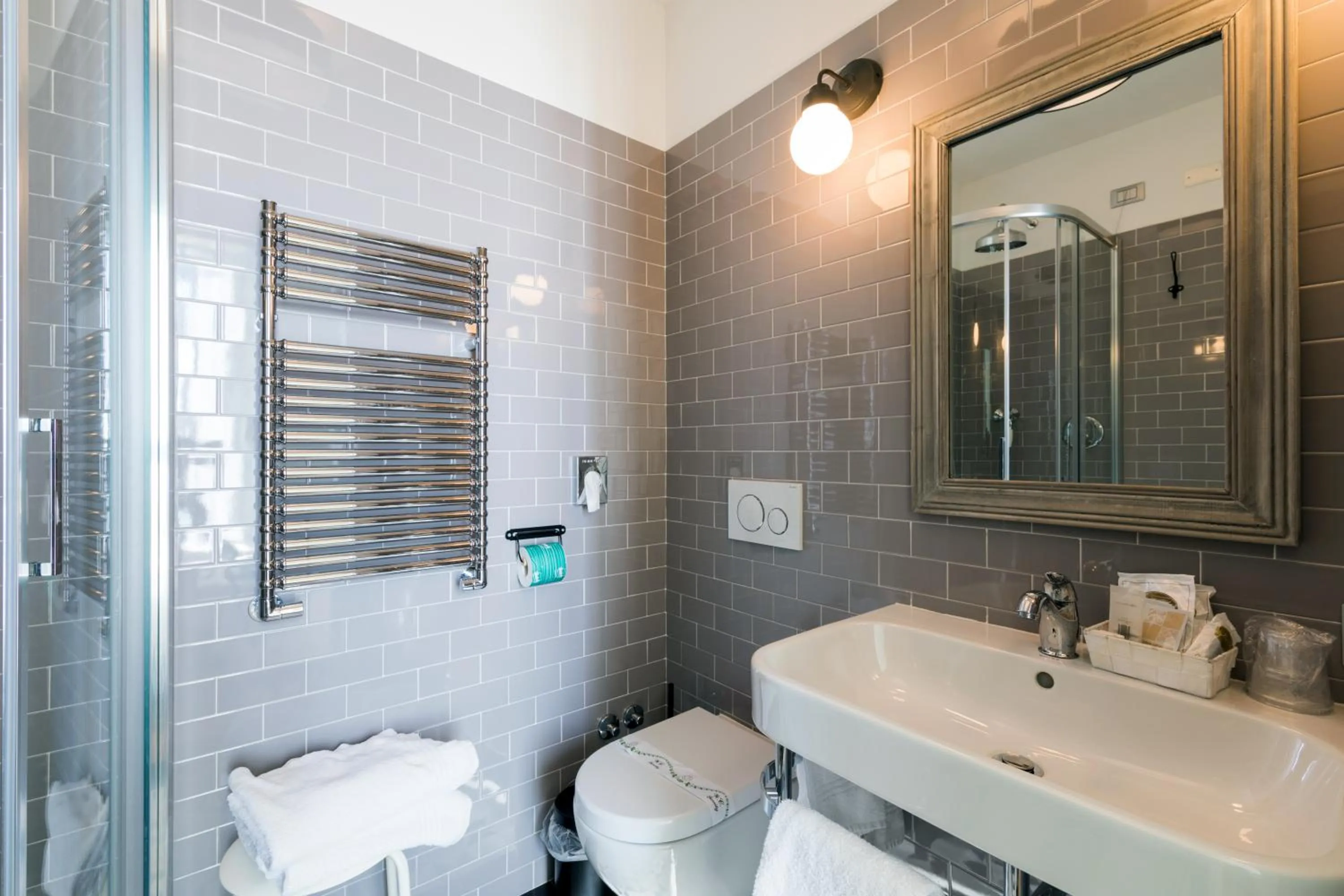 Bathroom in Hotel Eden Alaxi Hotels