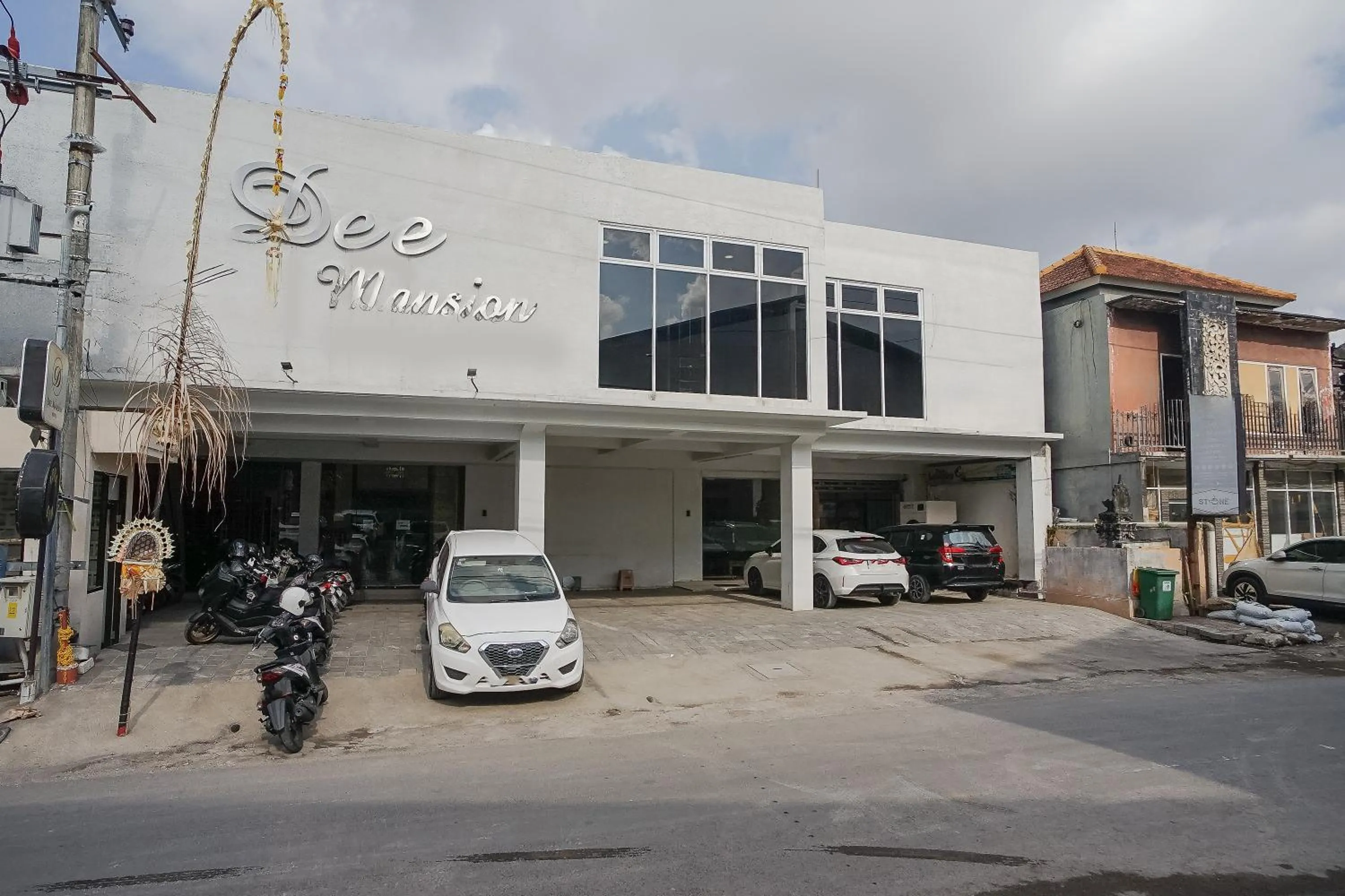 Property building in Dee Mansion