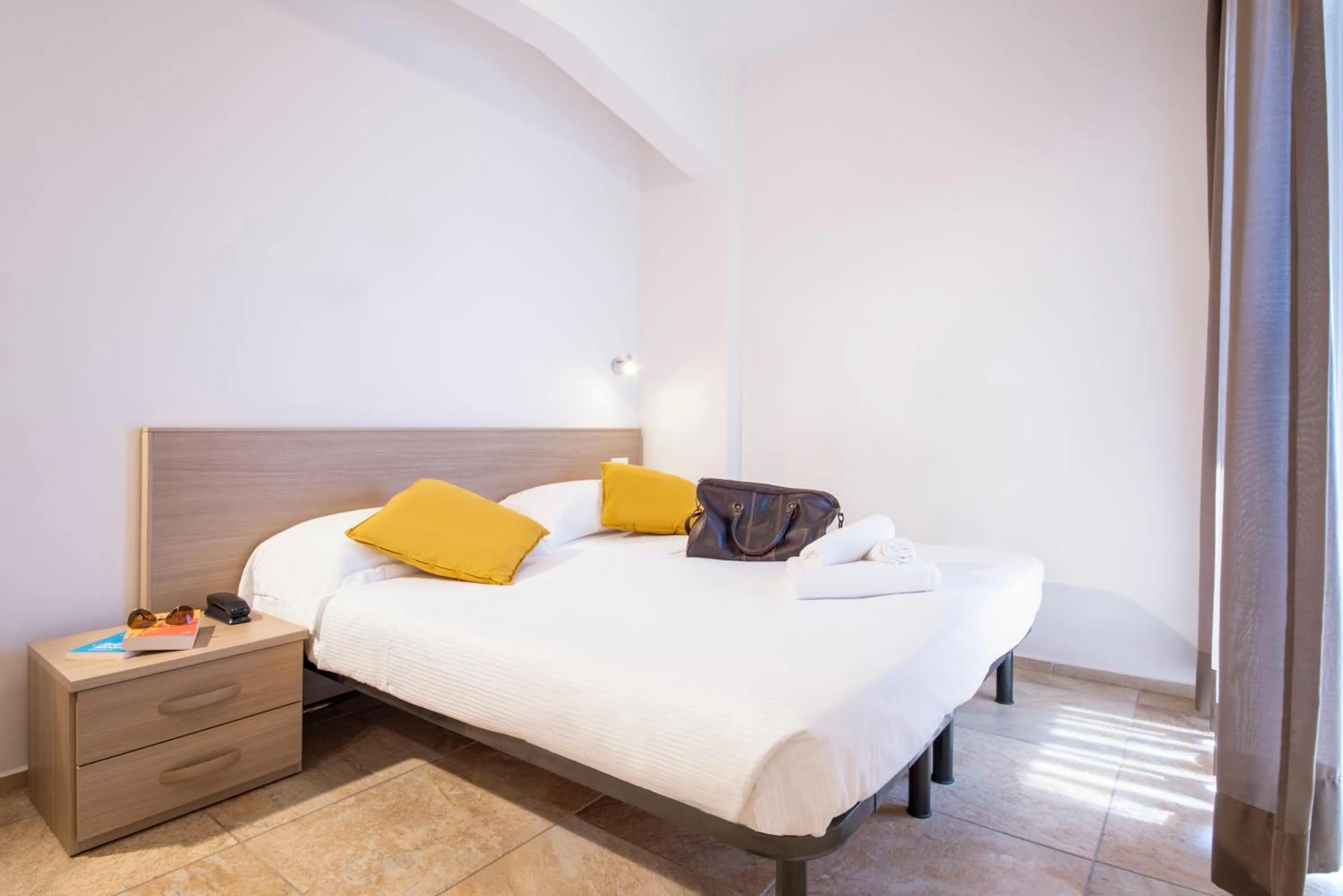 Bedroom, Bed in Hotel Jolly Roger