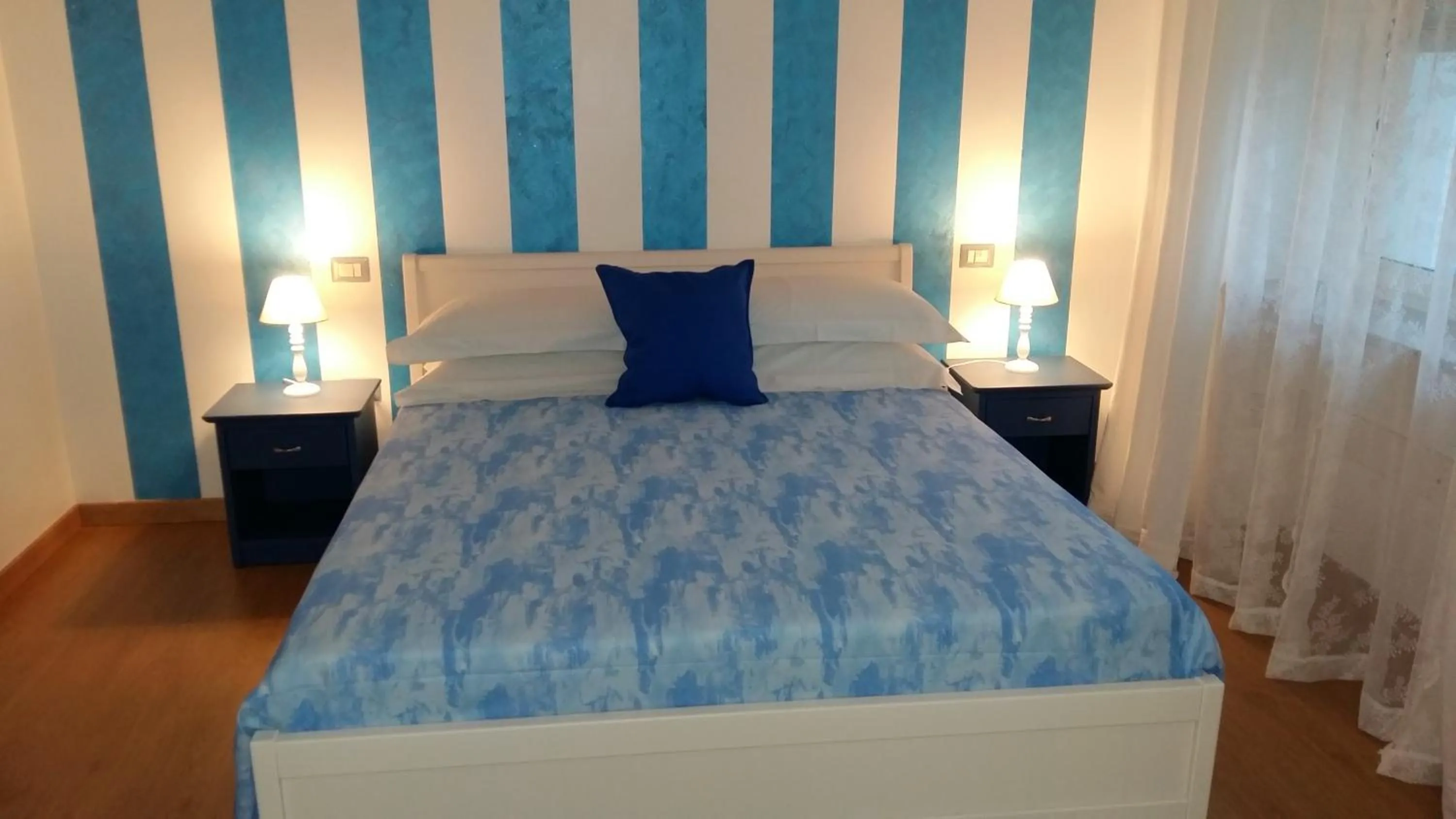 Shower, Bed in B&B Una Rotonda sul mare