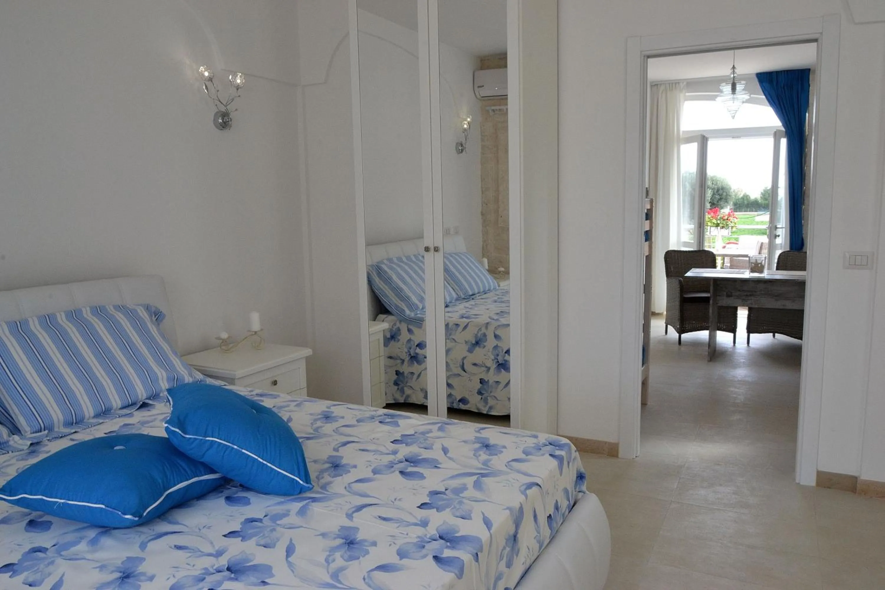 Dining area, Bed in Dimora Porto Contessa