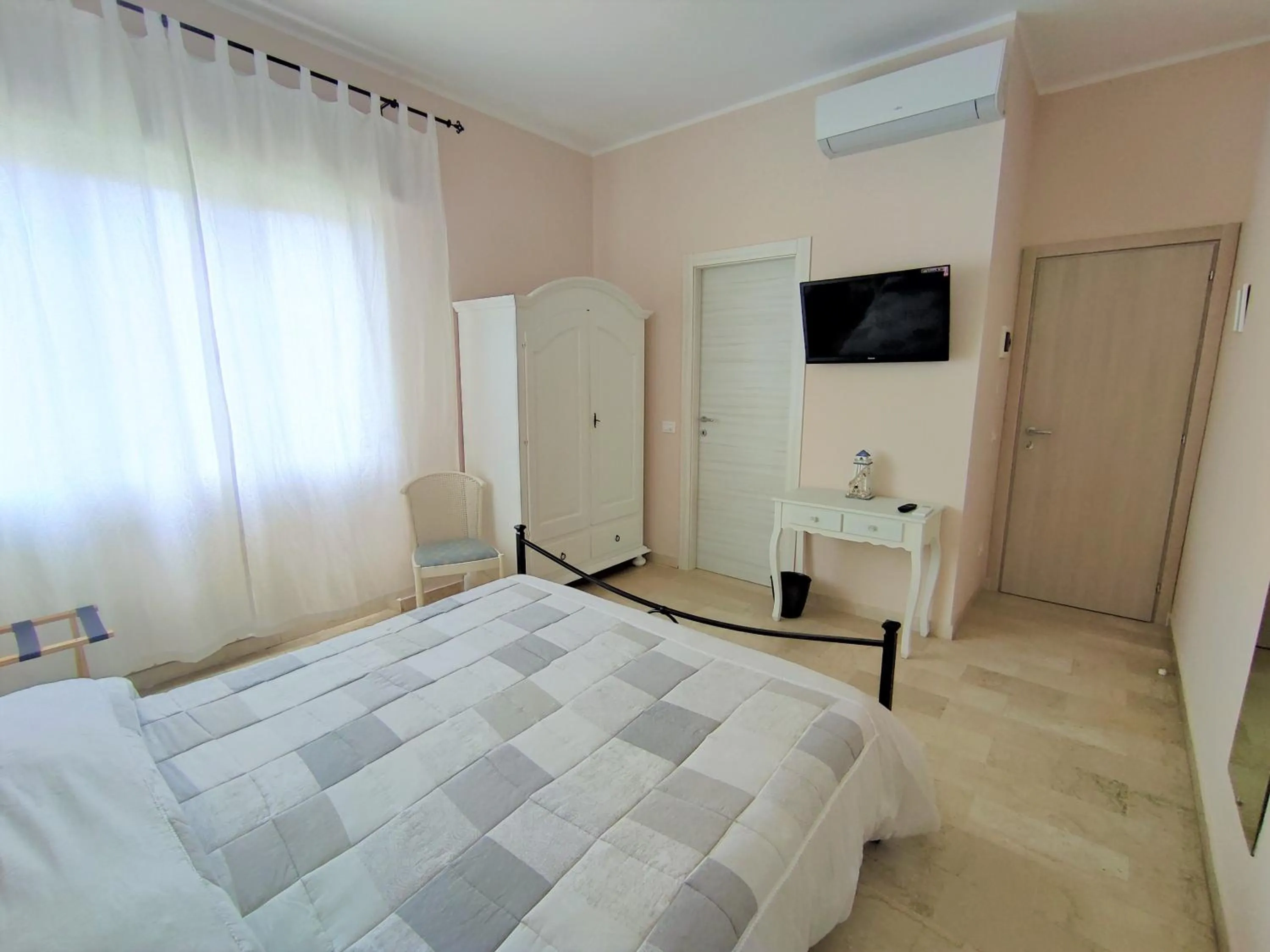 Bedroom, Bed in La Mimosa Chic