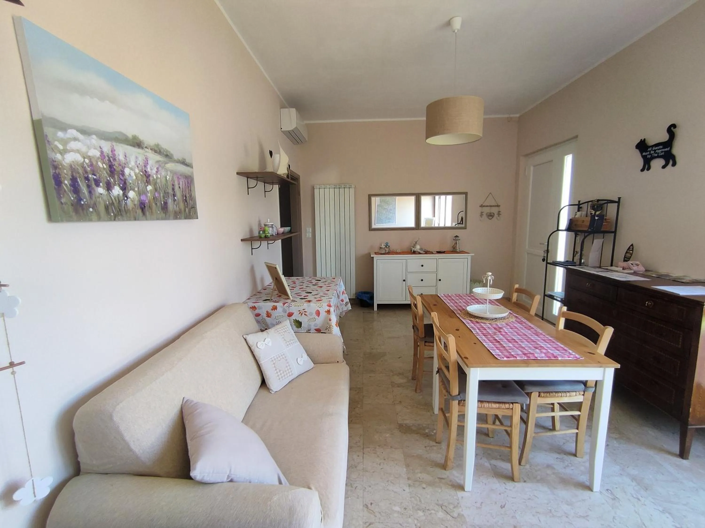 Communal lounge/ TV room in La Mimosa Chic