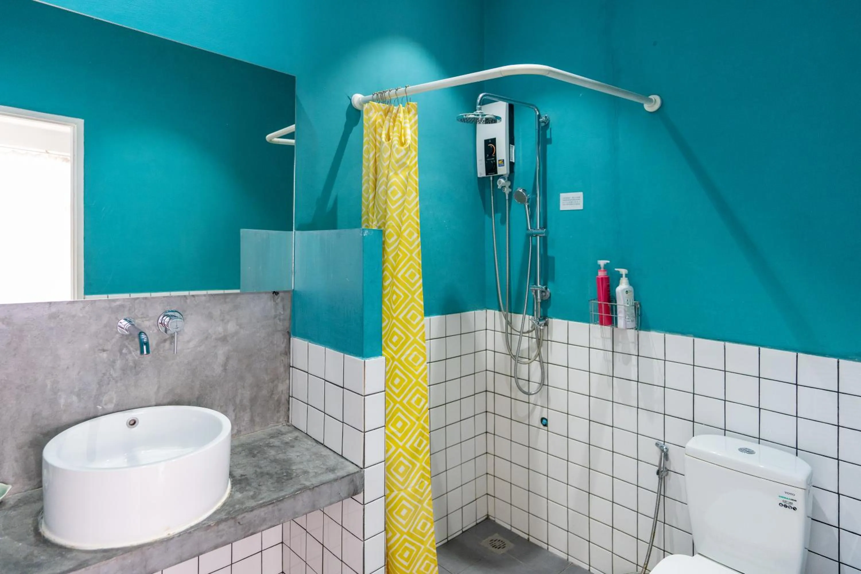 Toilet in Mammoth Boutique Hotel