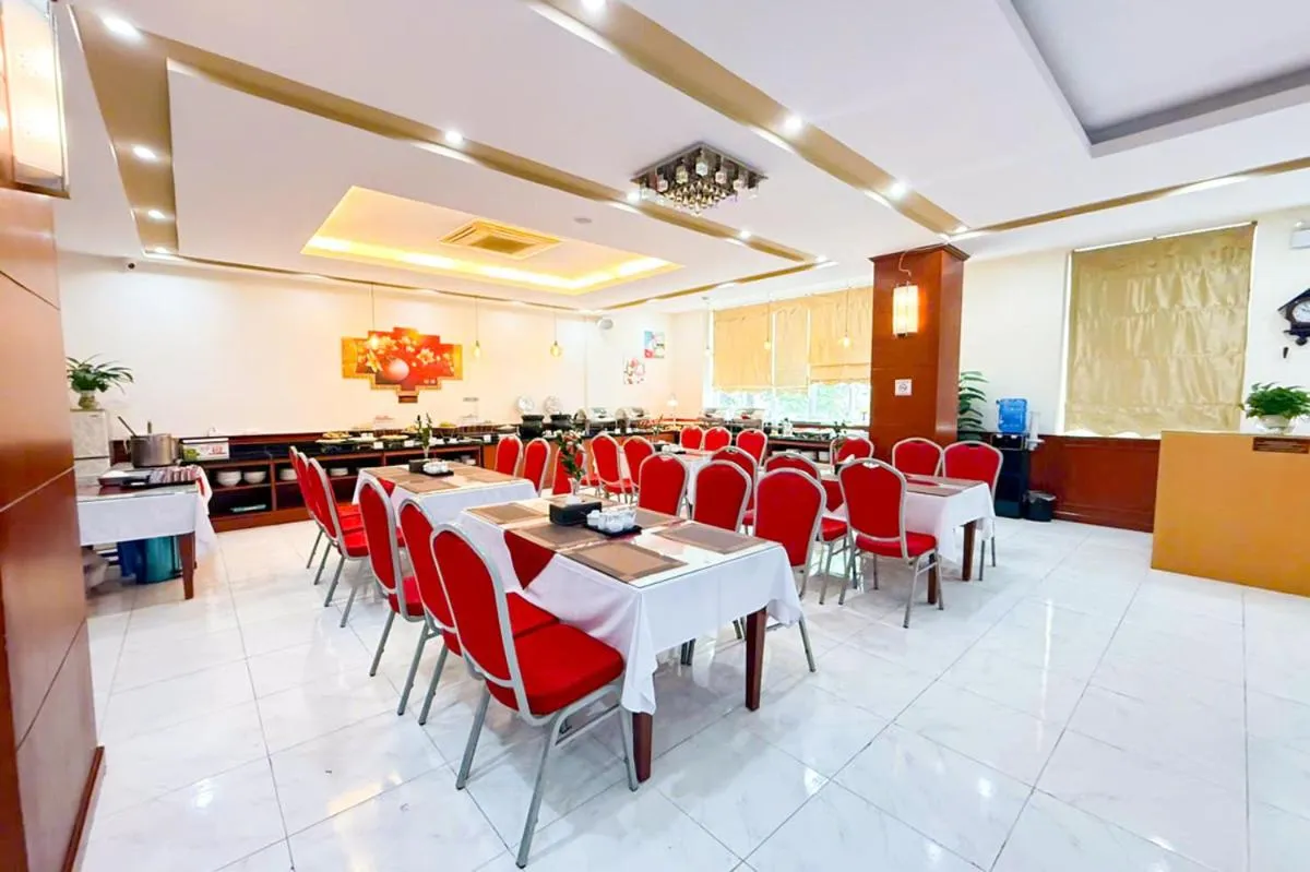 Restaurant/places to eat in A25 Hotel - 705 Lac Long Quan