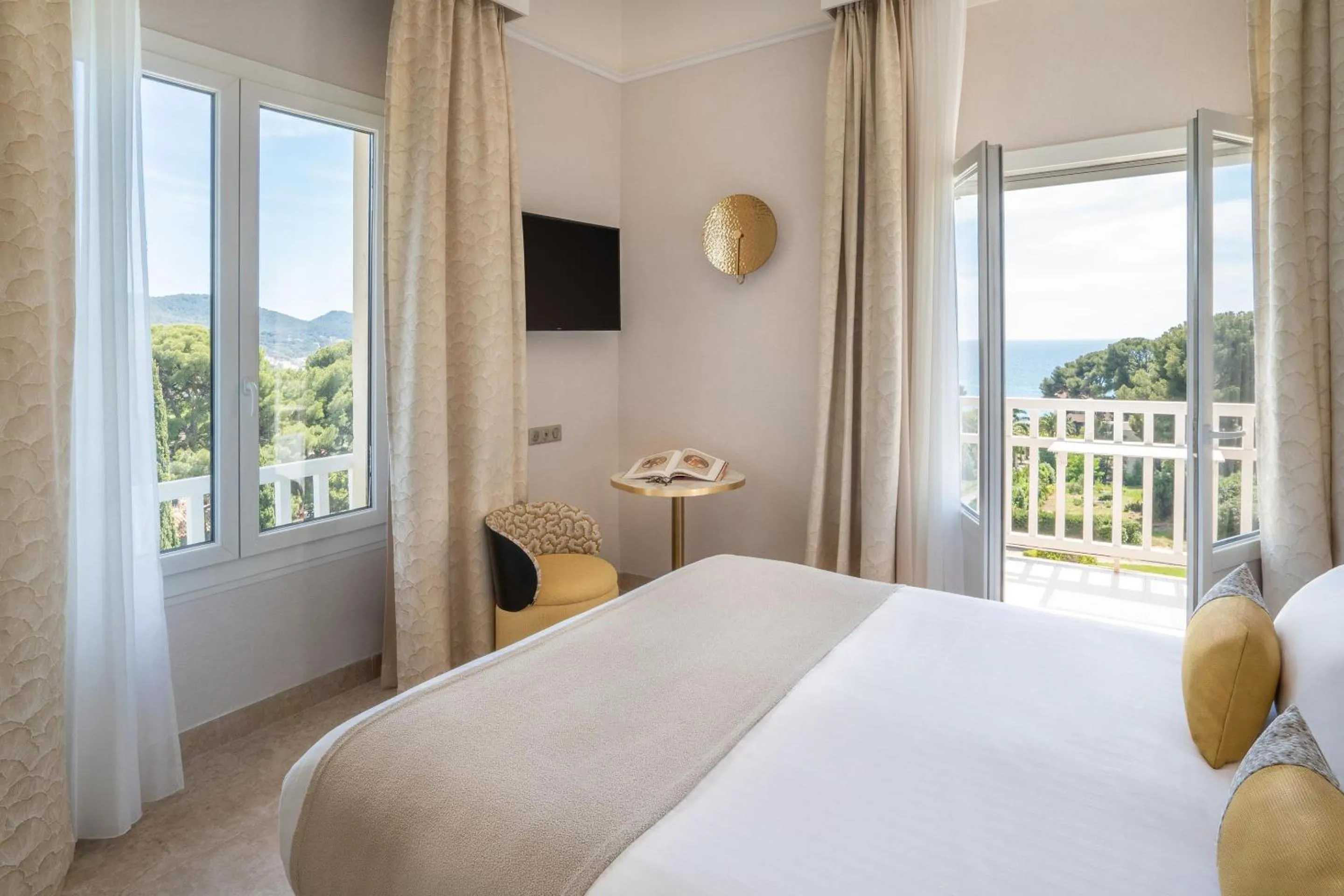 Bedroom, Bed in Grand Hotel Des Lecques; BW Signature Collection