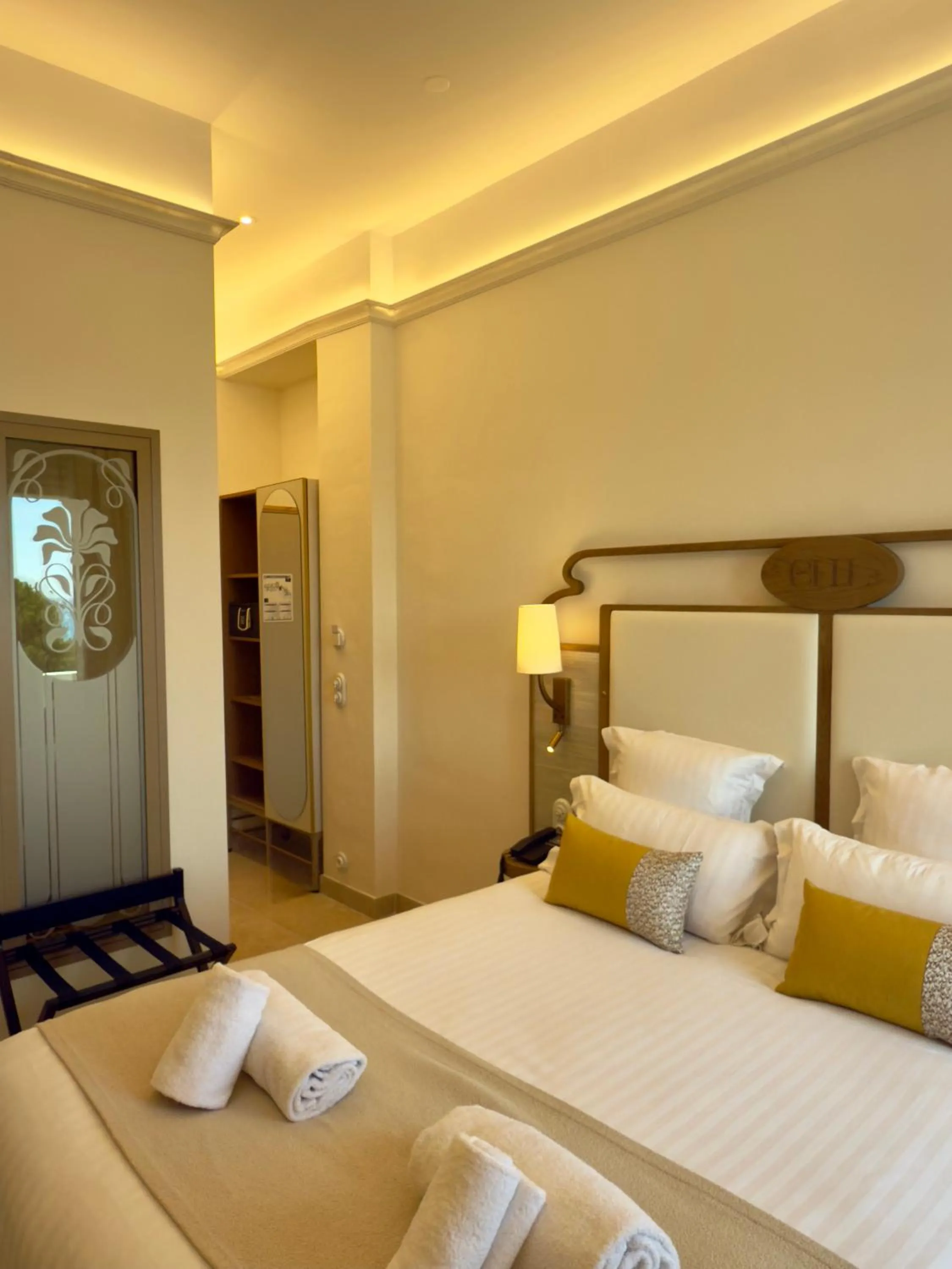 Photo of the whole room, Bed in Grand Hotel Des Lecques; BW Signature Collection