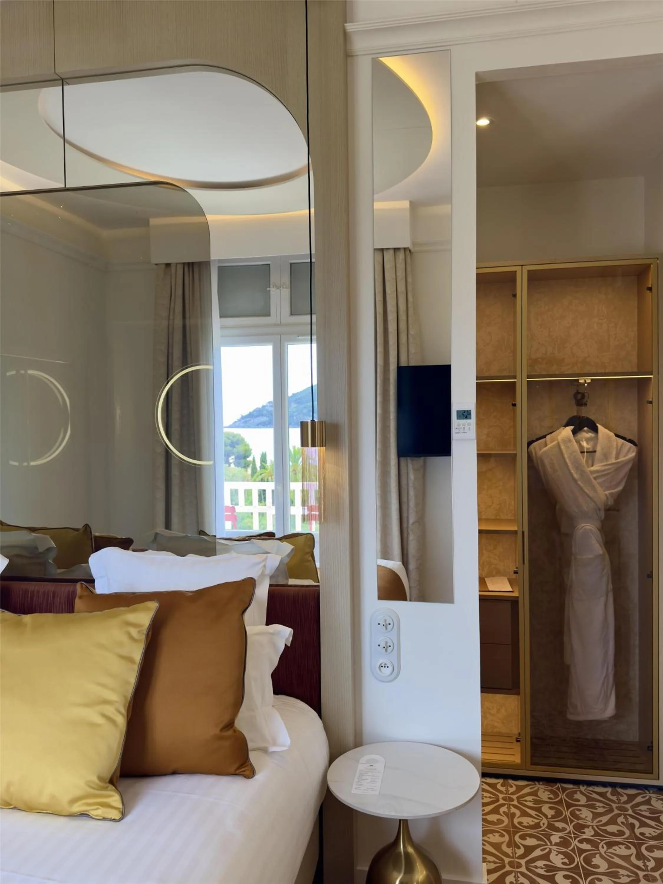 Photo of the whole room, Bed in Grand Hotel Des Lecques; BW Signature Collection