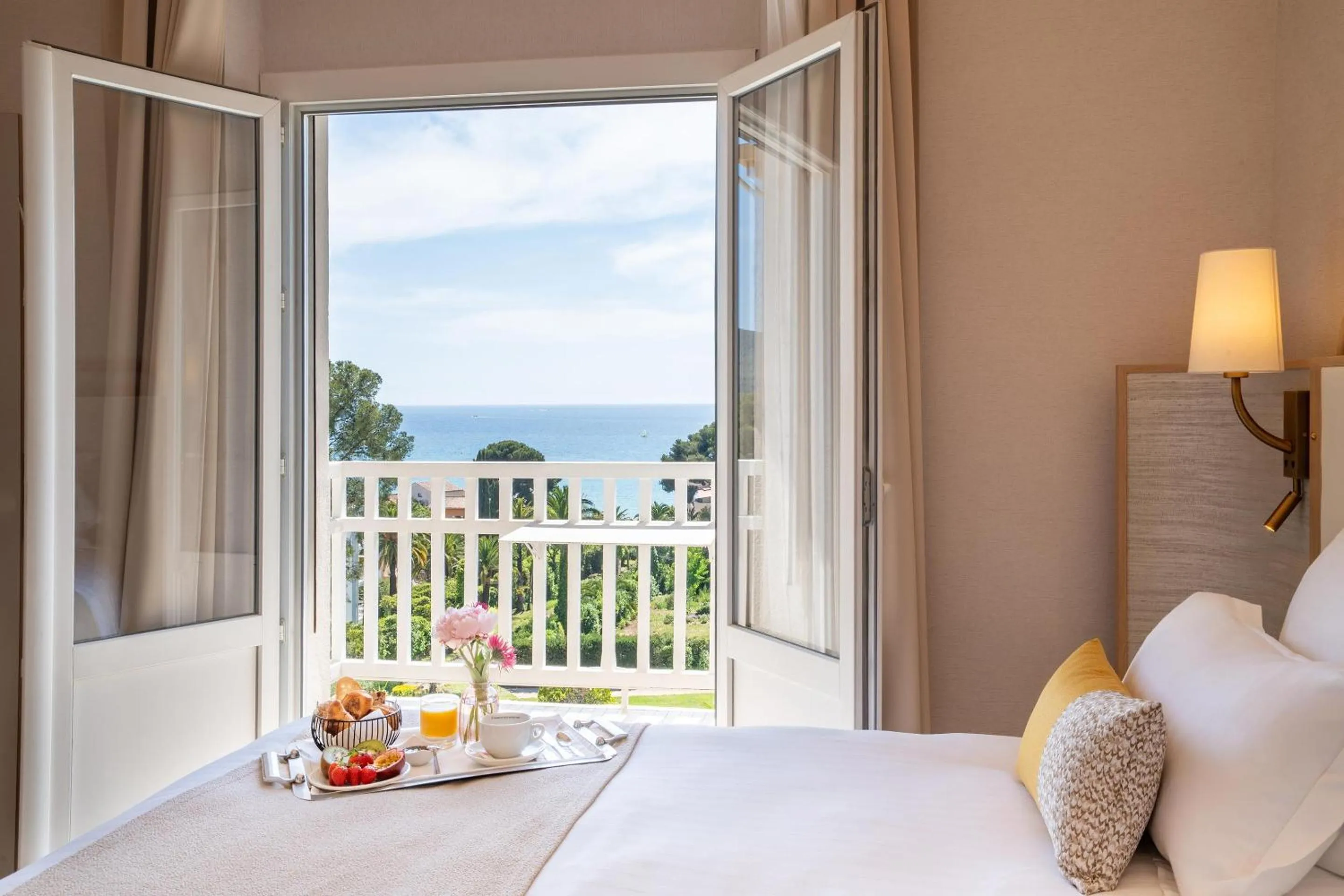 Bedroom, Bed in Grand Hotel Des Lecques; BW Signature Collection