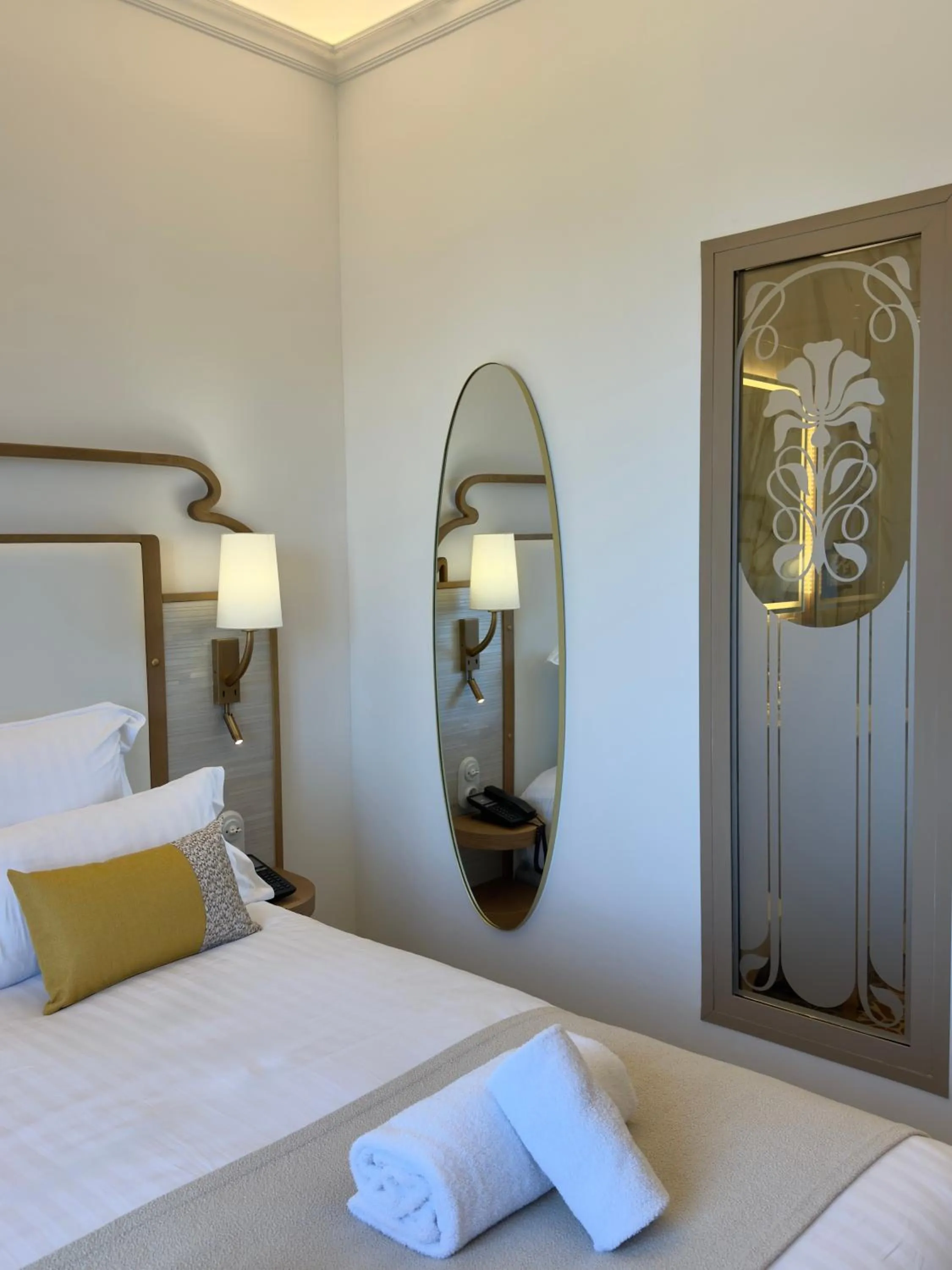 Photo of the whole room, Bed in Grand Hotel Des Lecques; BW Signature Collection