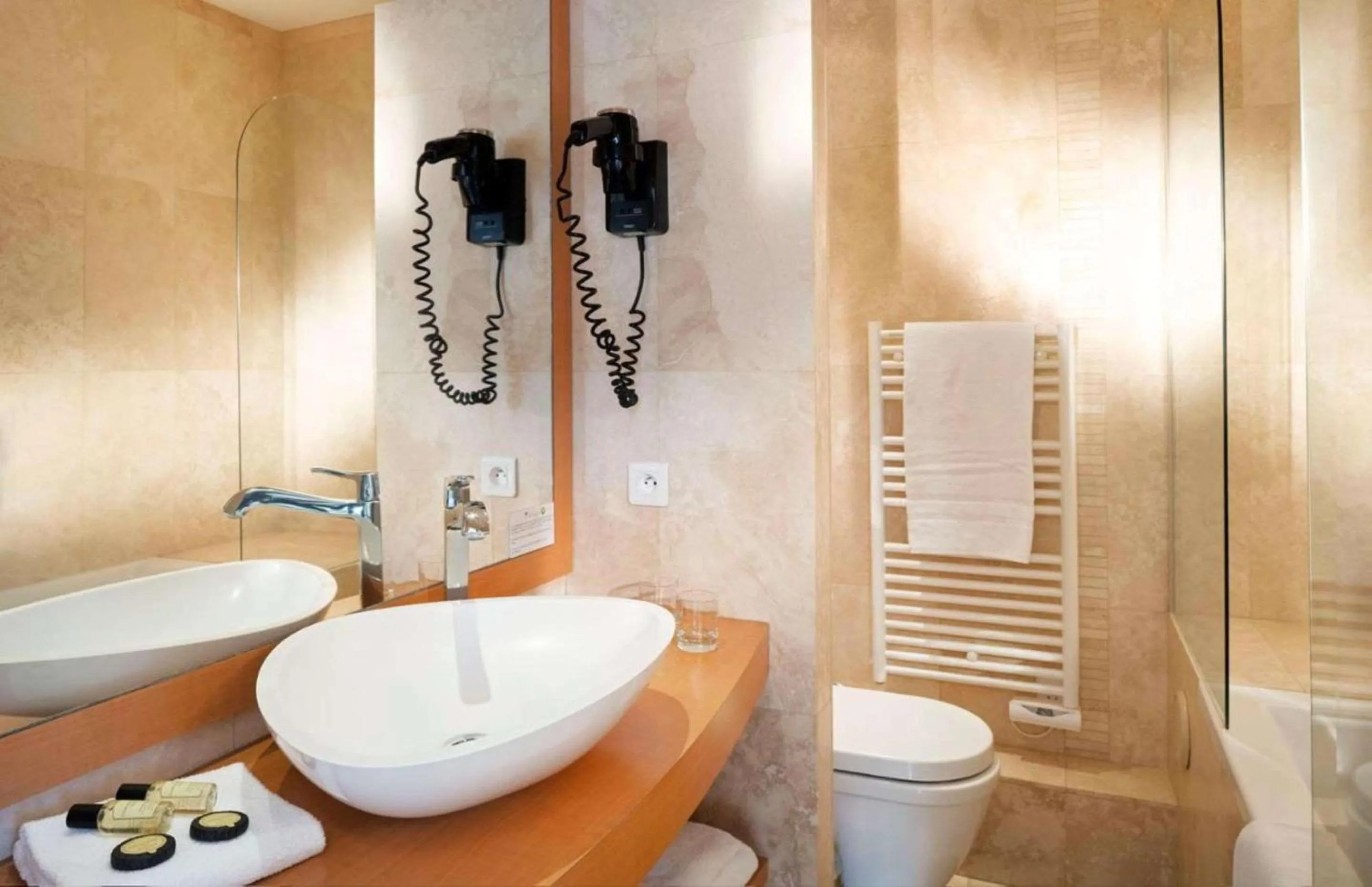Shower in Grand Hotel Des Lecques; BW Signature Collection