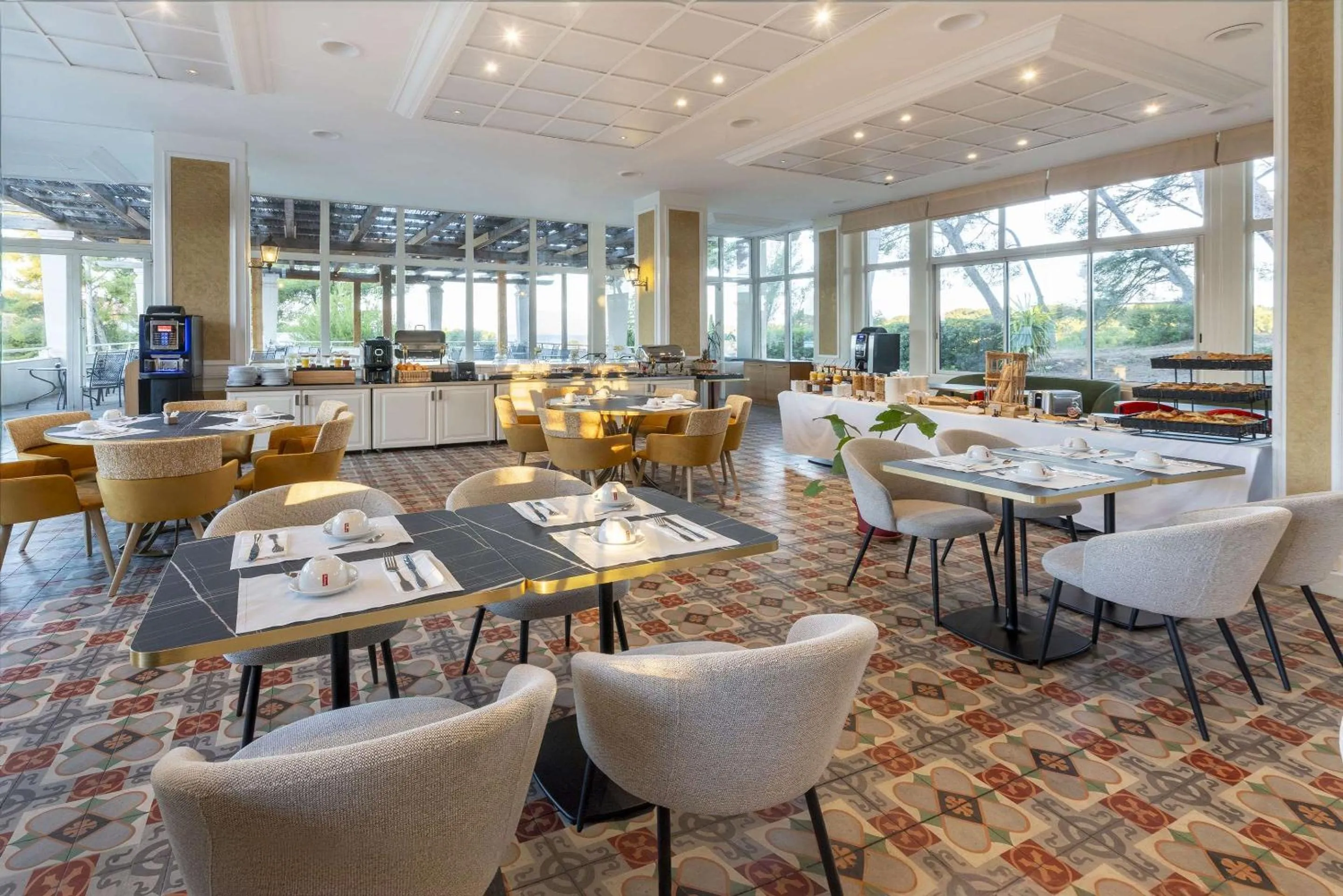 Restaurant/places to eat in Grand Hotel Des Lecques; BW Signature Collection