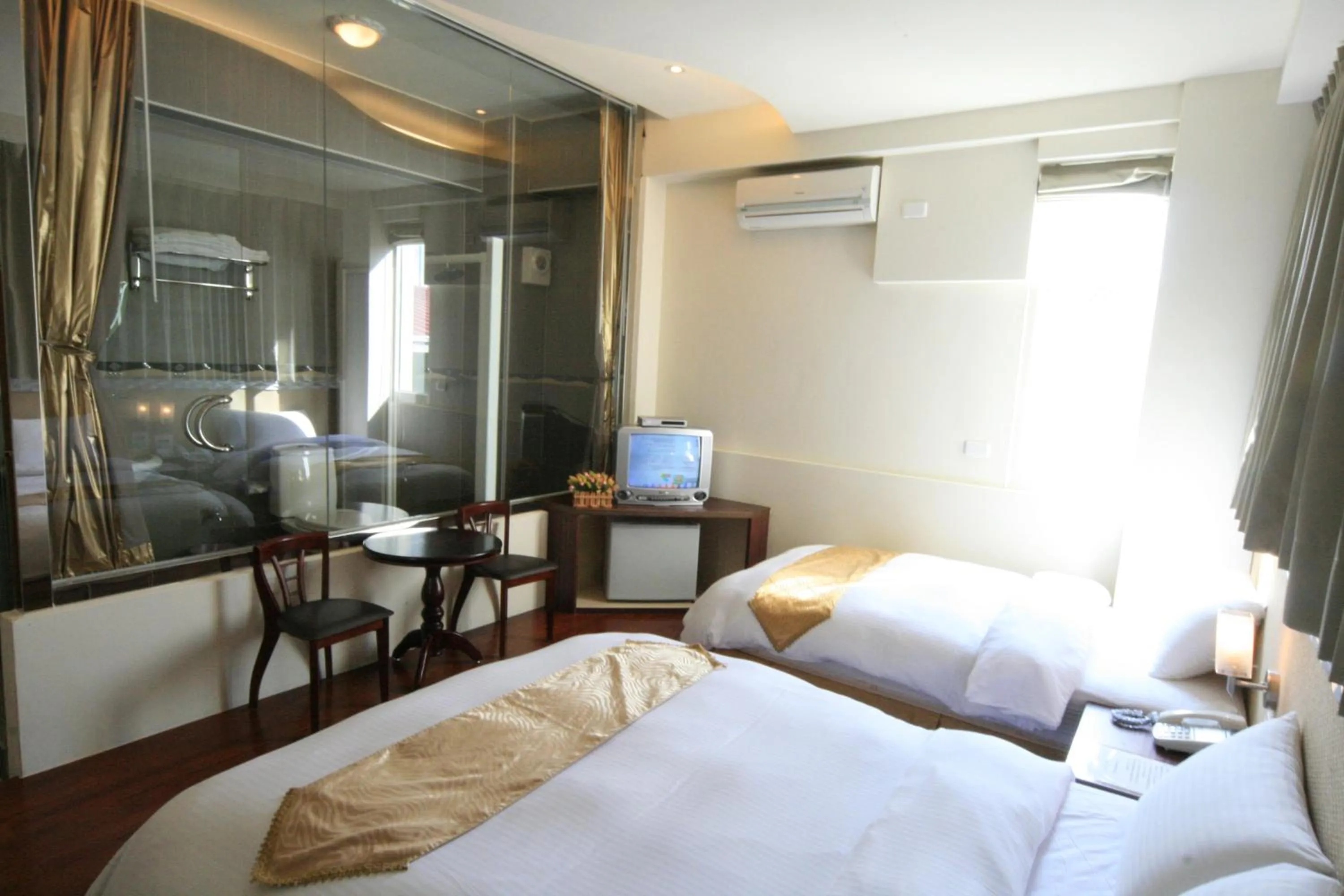 Photo of the whole room, Bed in Ri Yue Hu Pan Resort