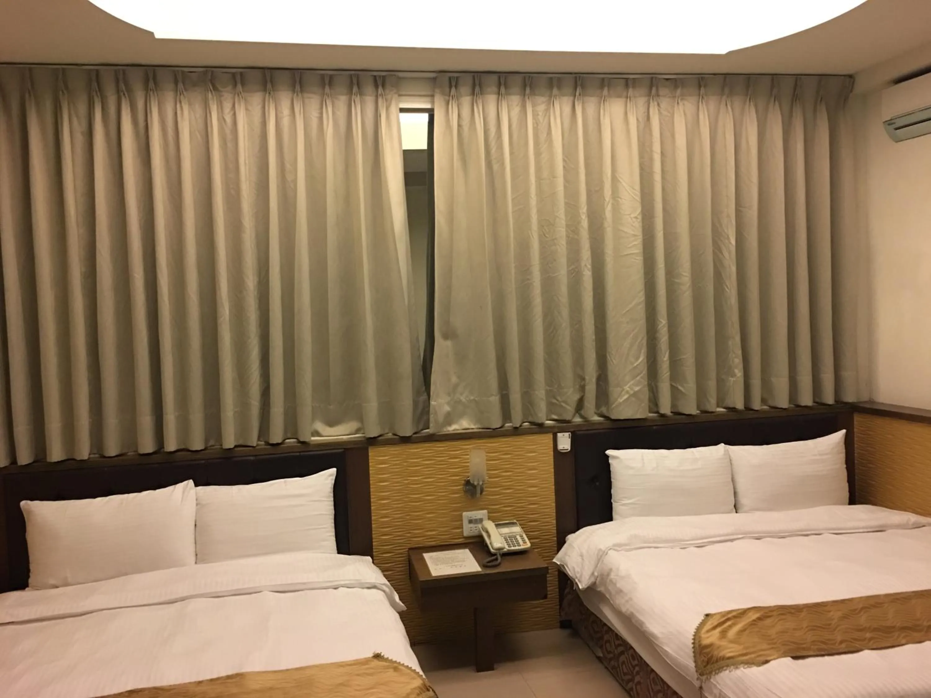 Photo of the whole room, Bed in Ri Yue Hu Pan Resort