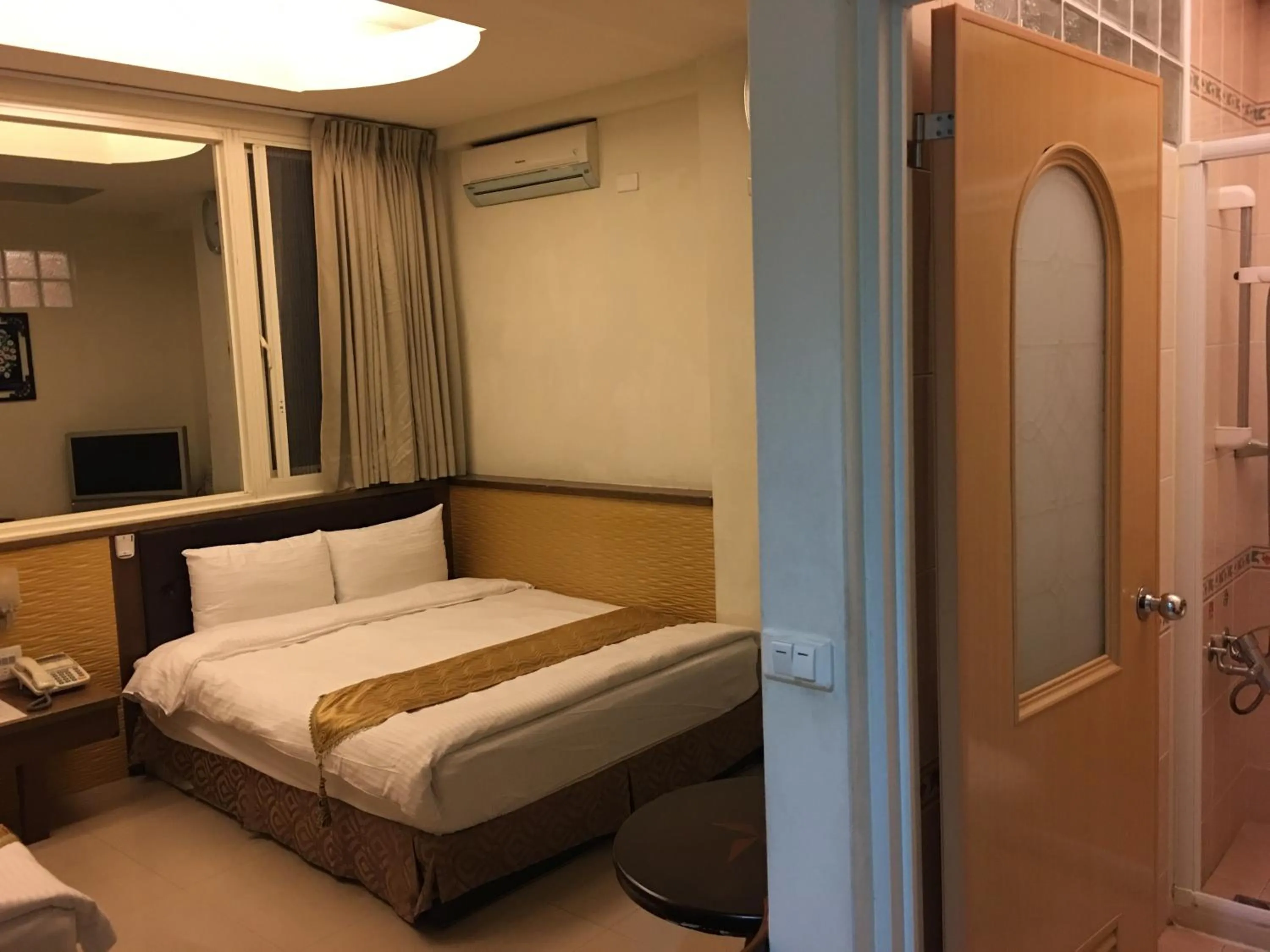 Bathroom, Bed in Ri Yue Hu Pan Resort