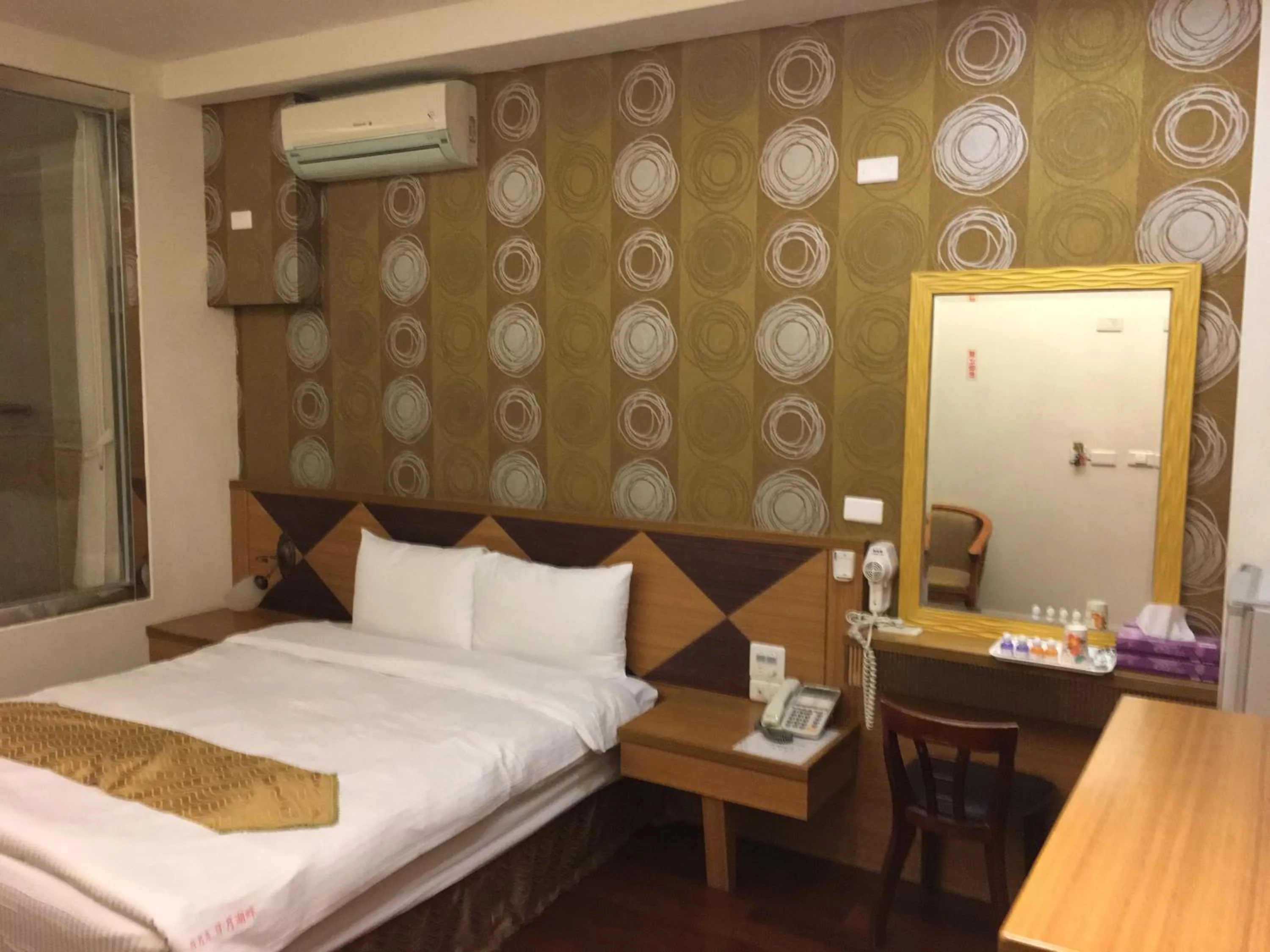 Photo of the whole room, Bed in Ri Yue Hu Pan Resort