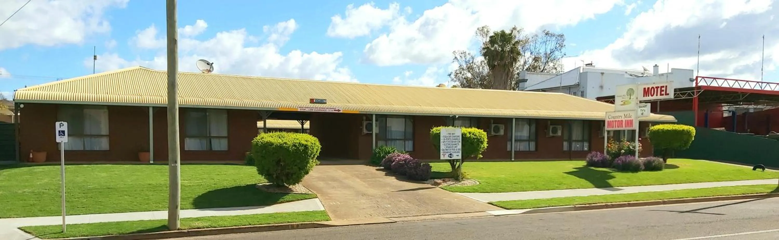 Property building in Country Mile Motor Inn