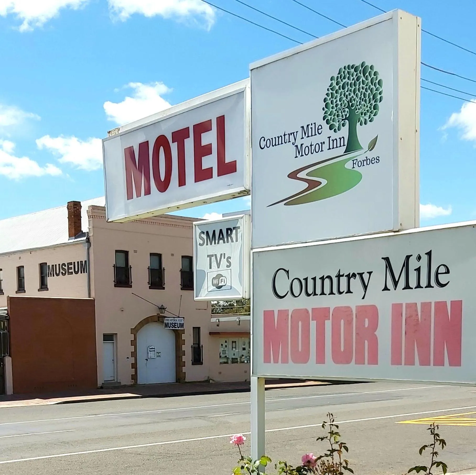 Property building in Country Mile Motor Inn
