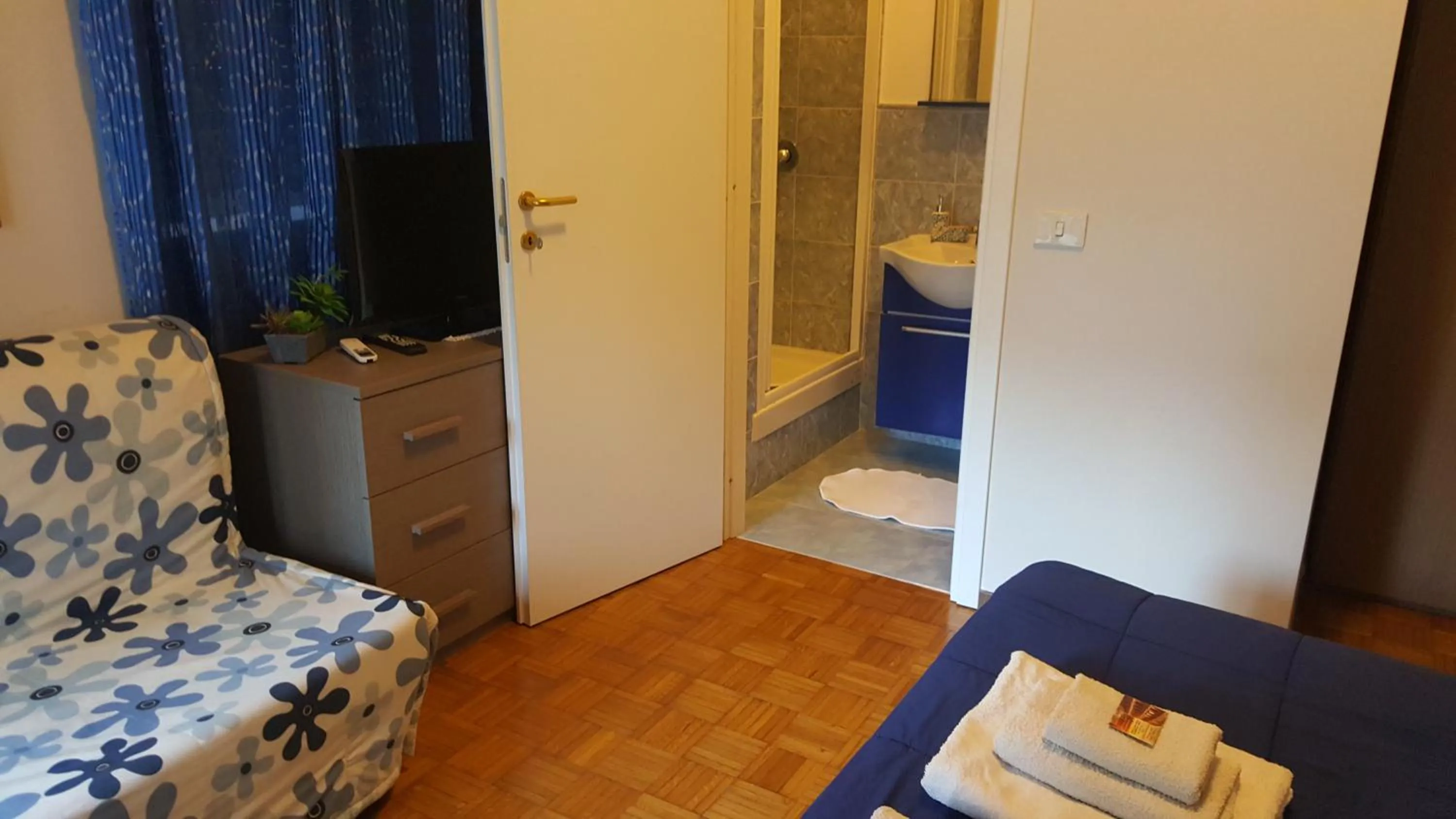 Bathroom, Bed in Domina Romae B&B