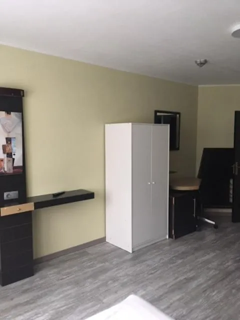 hair dresser, TV/Entertainment Center in Albert Hotel