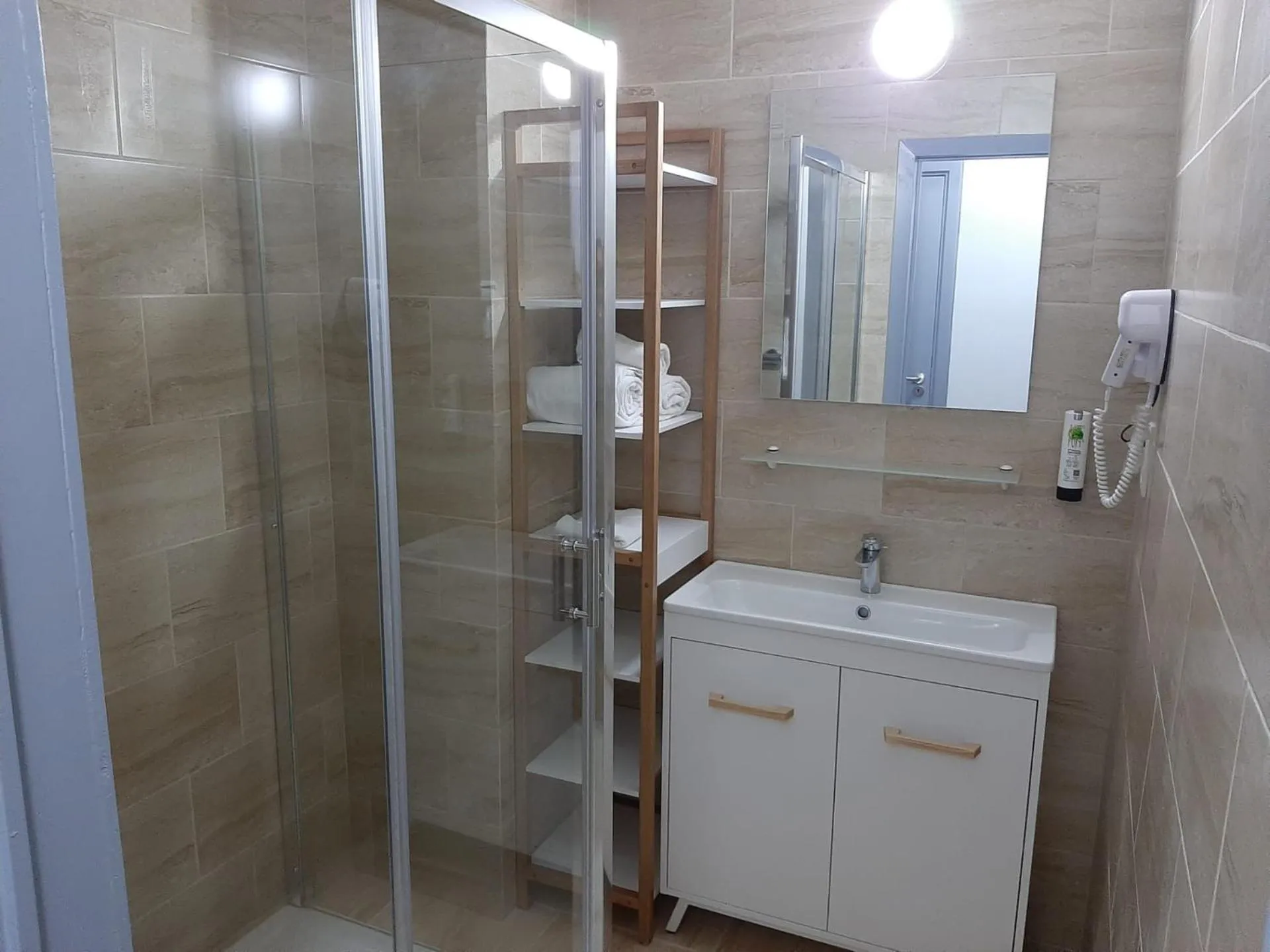 Bathroom in Albert Hotel