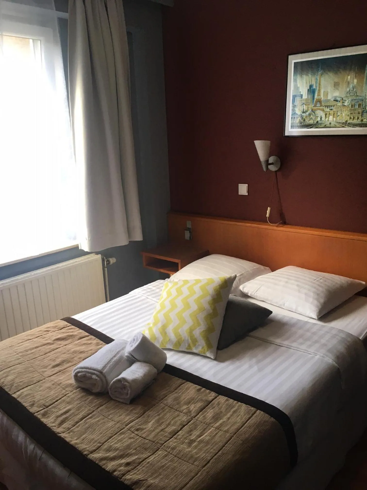 Bedroom, TV/Entertainment Center in Albert Hotel