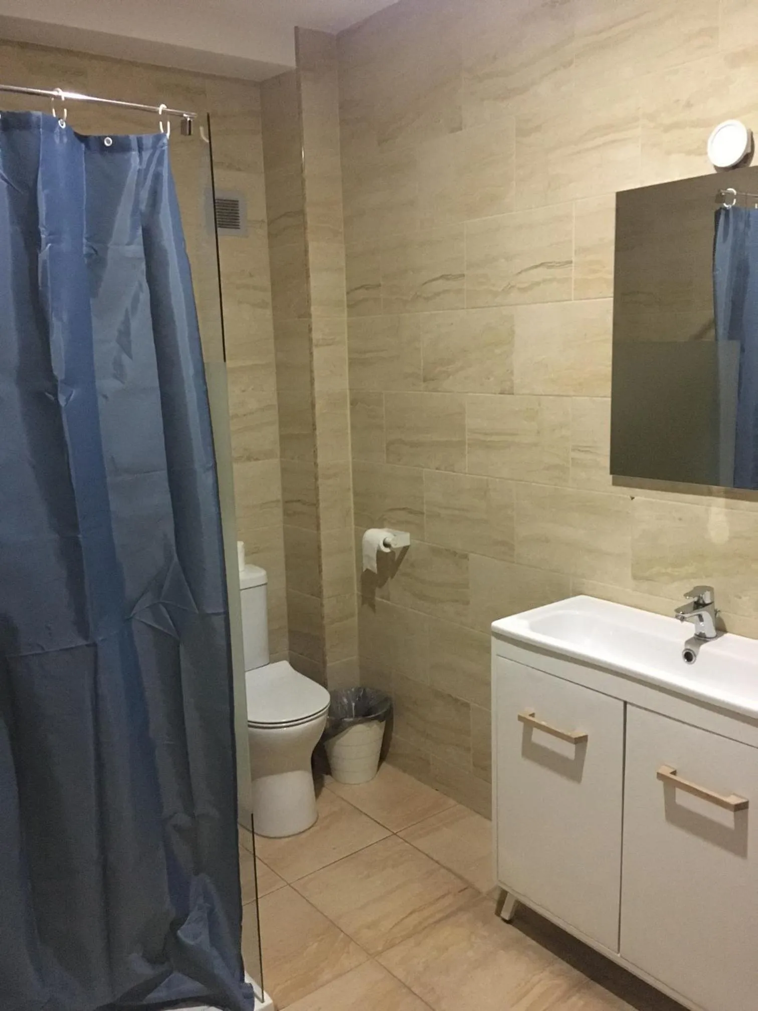 Bathroom in Albert Hotel