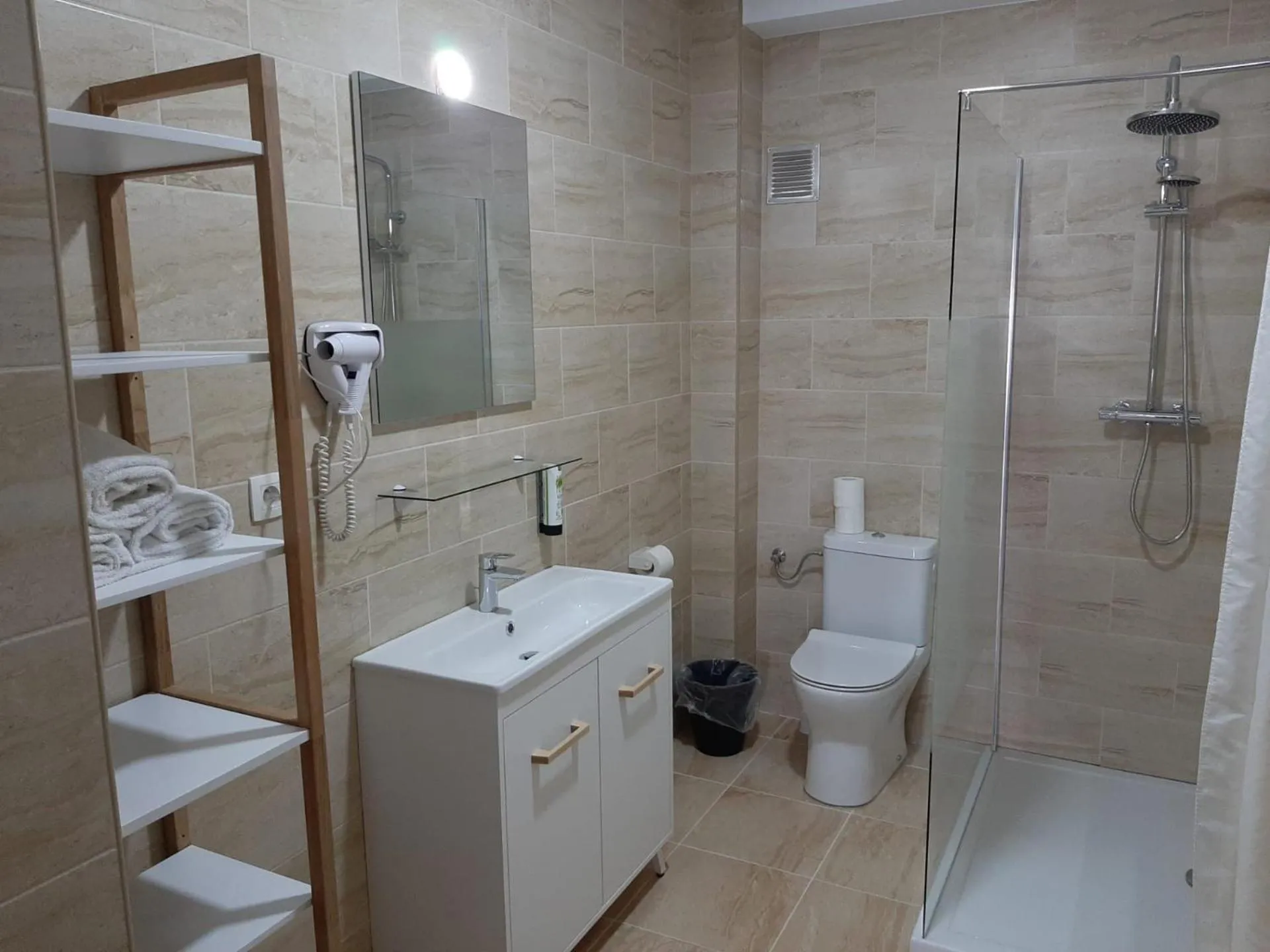 Bathroom in Albert Hotel