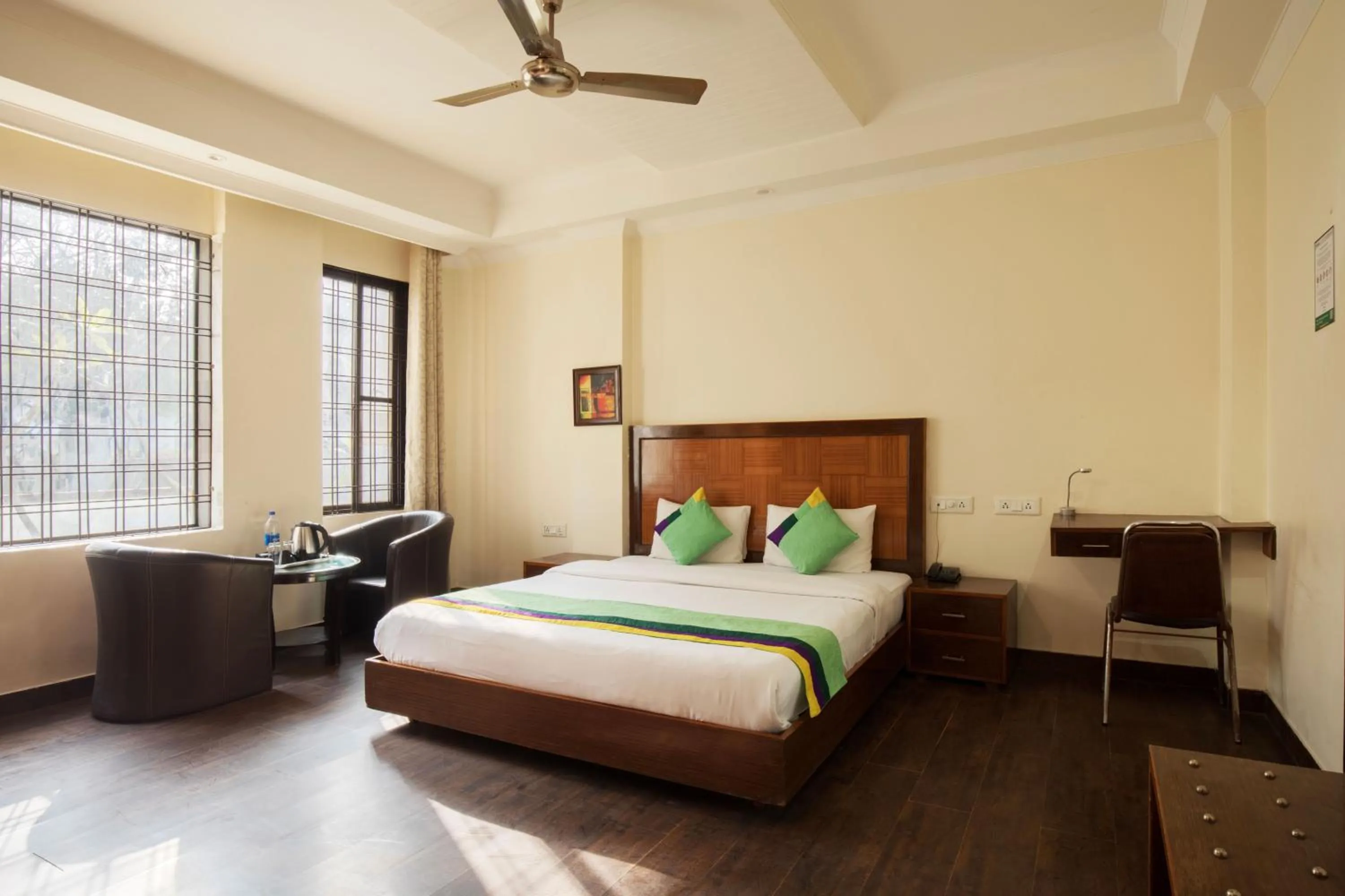 Bedroom, Bed in Treebo White Castle, Gurgaon