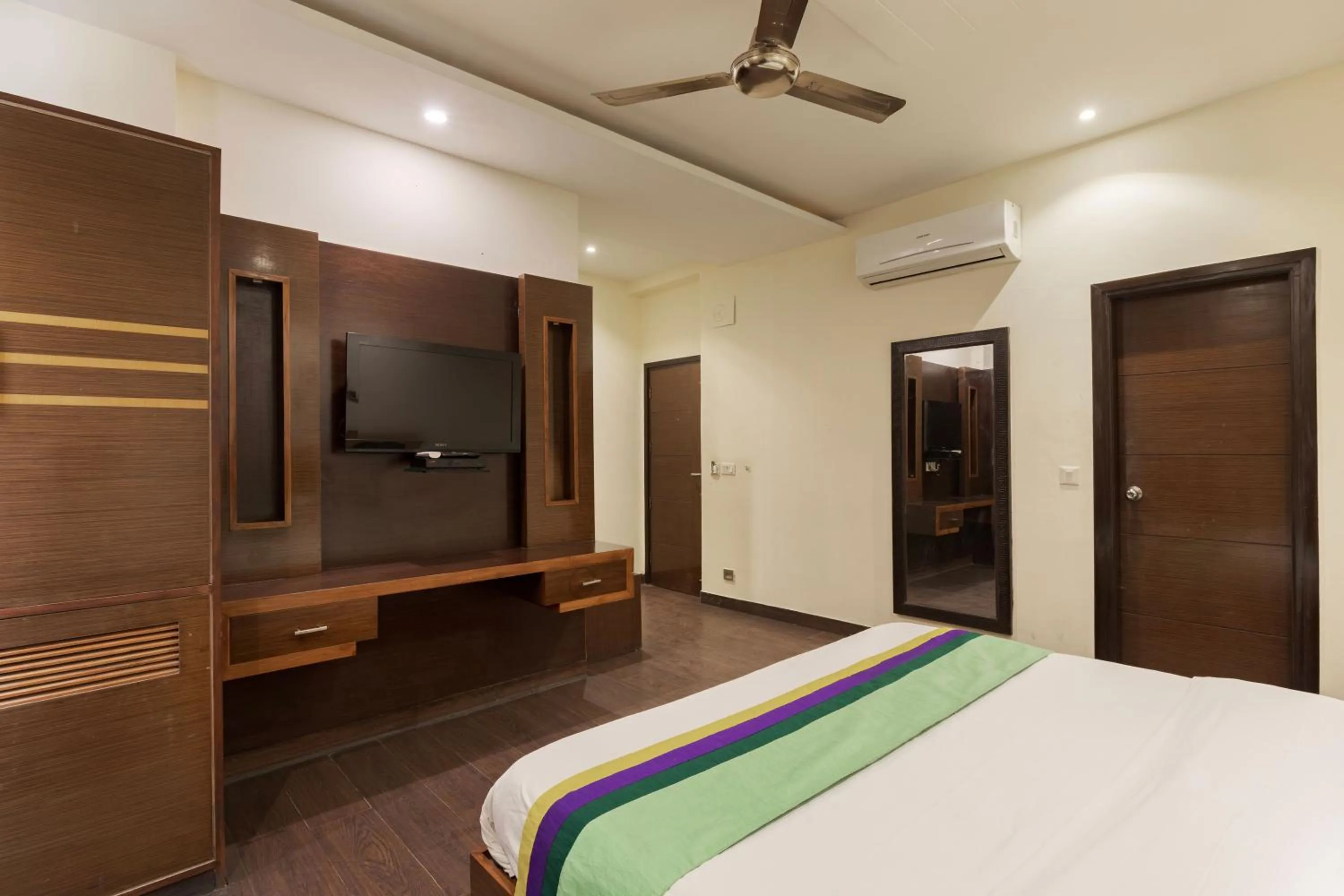 Bedroom, Bed in Treebo White Castle, Gurgaon
