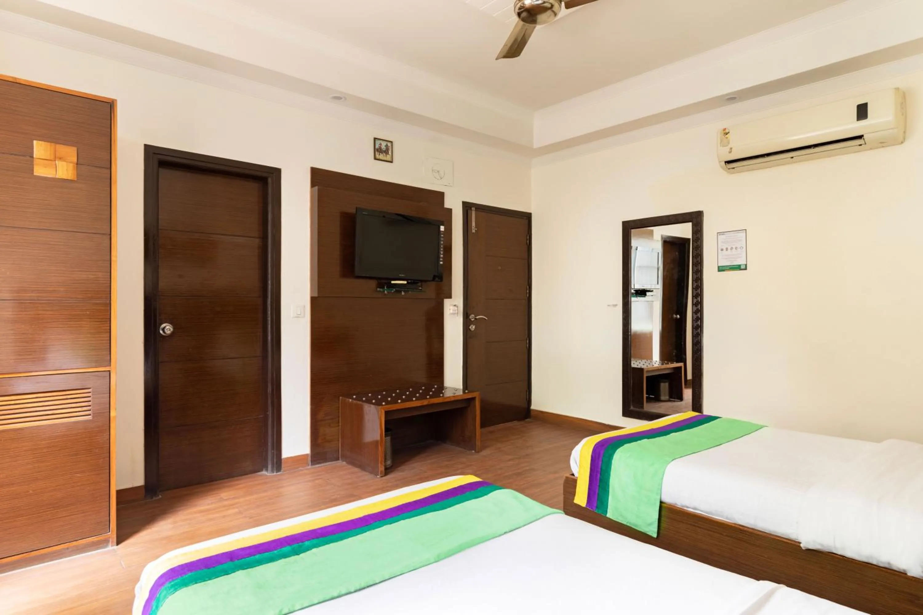 Bathroom, Bed in Treebo White Castle, Gurgaon
