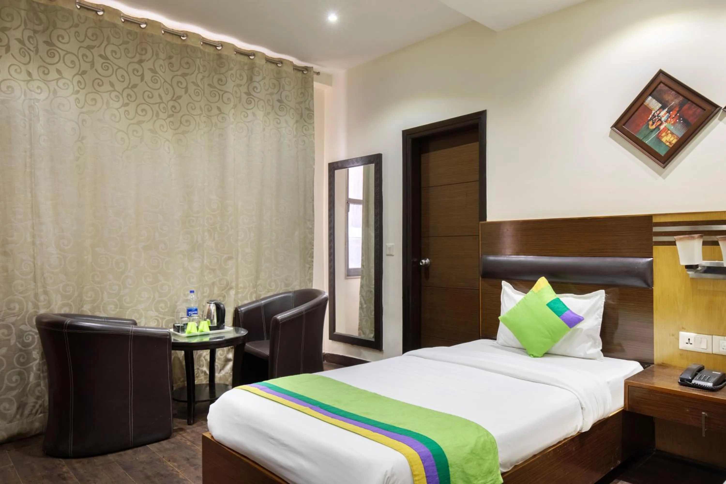 Bedroom, Bed in Treebo White Castle, Gurgaon