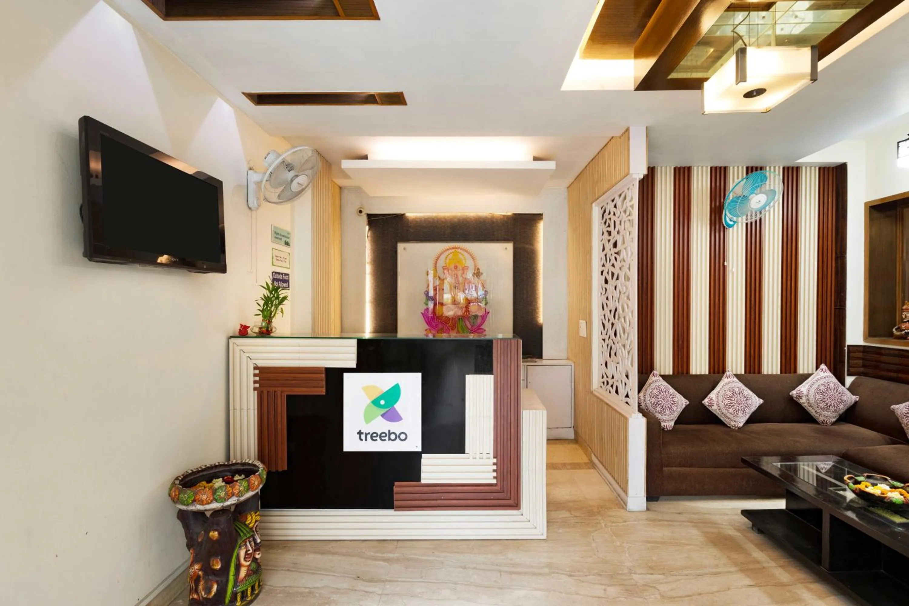 Lobby or reception in Treebo White Castle, Gurgaon