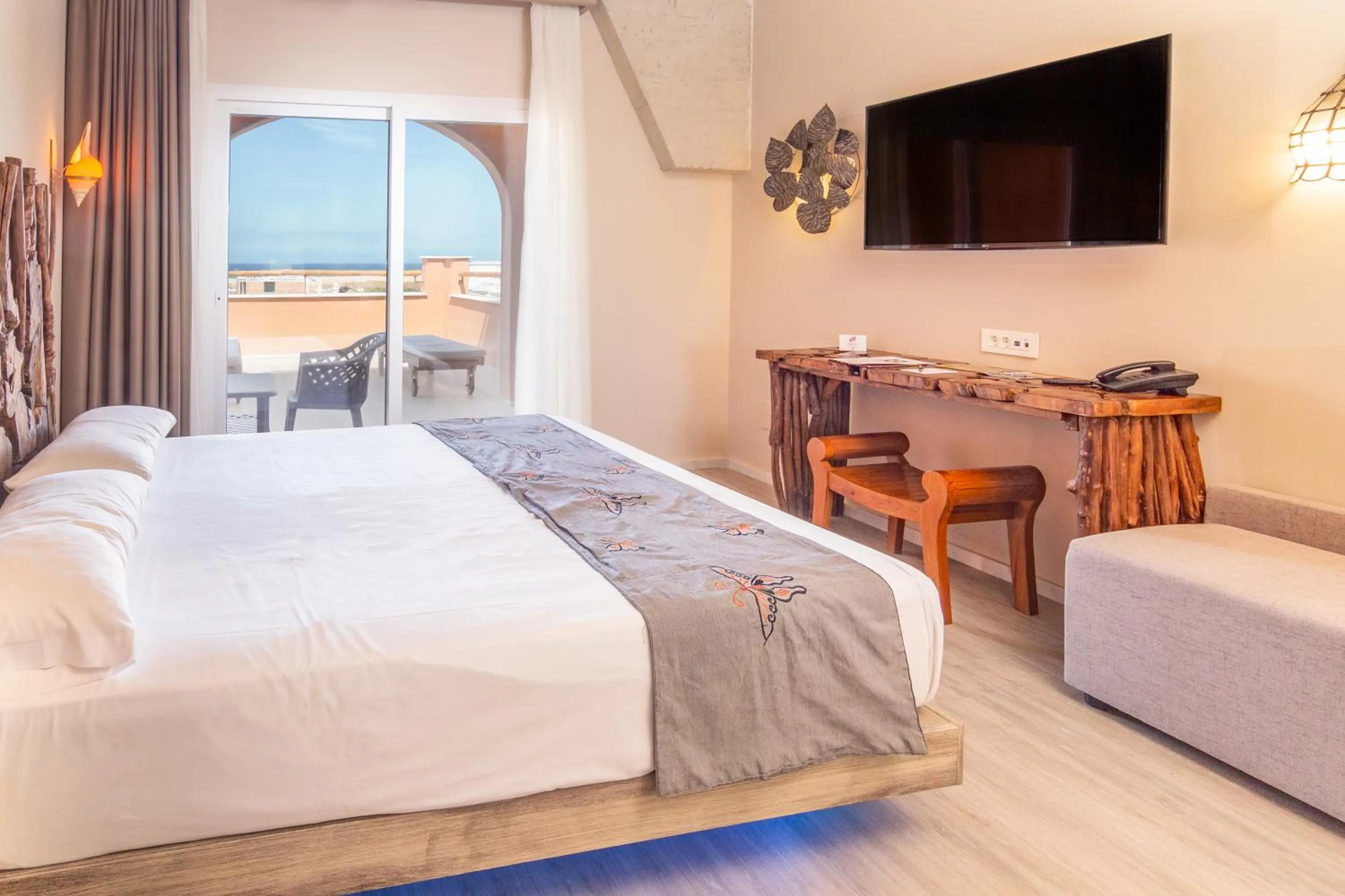 Photo of the whole room, Bed in Tarifa Lances by QHotels